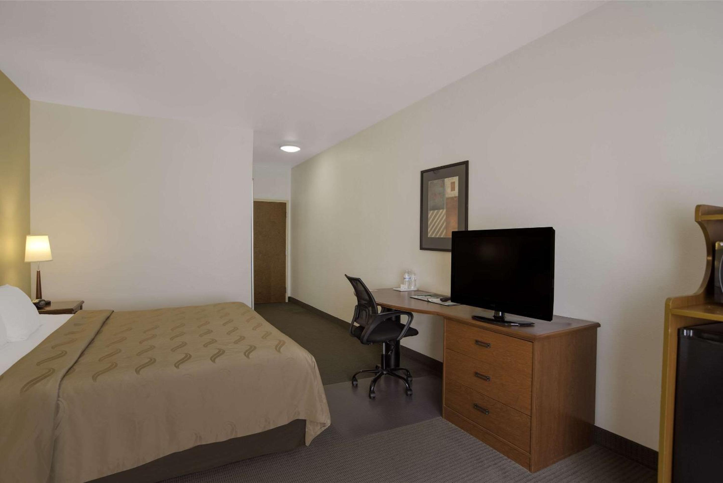 King Room - Non-Smoking - Photo 5