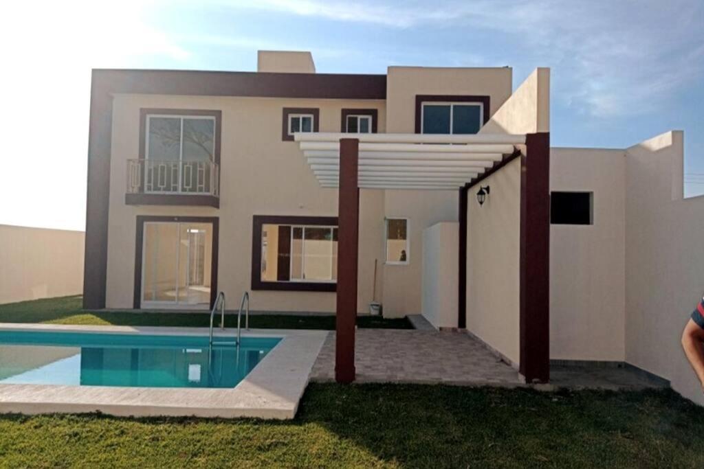 Three-Bedroom House photo 2