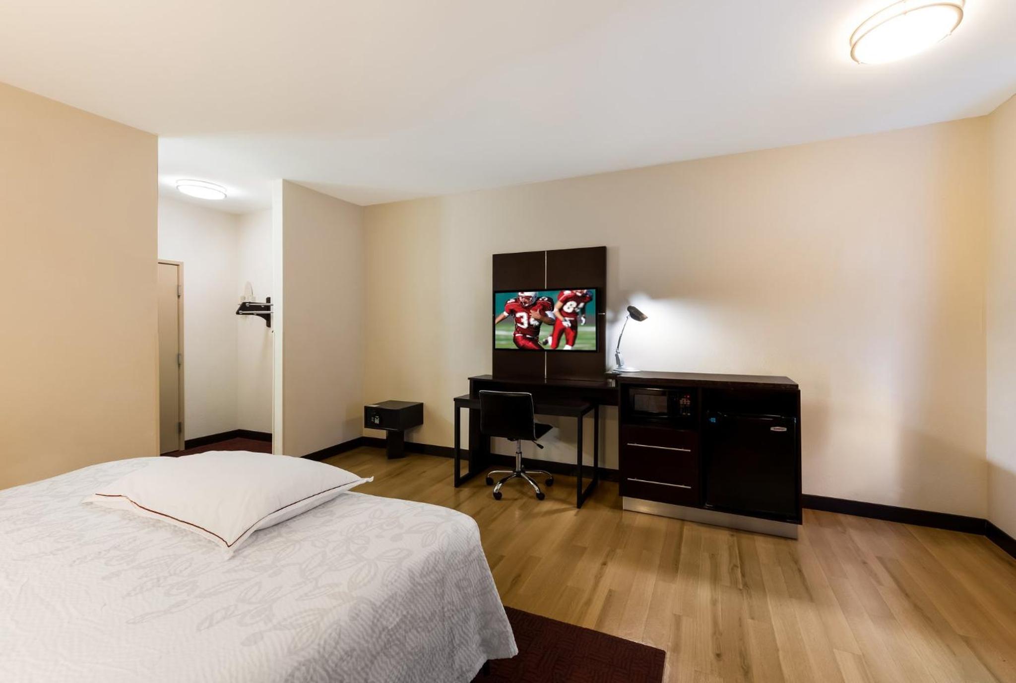Premium King Room Disability Access Smoke Free (Upgraded Bedding and Snack Box) - Photo 2