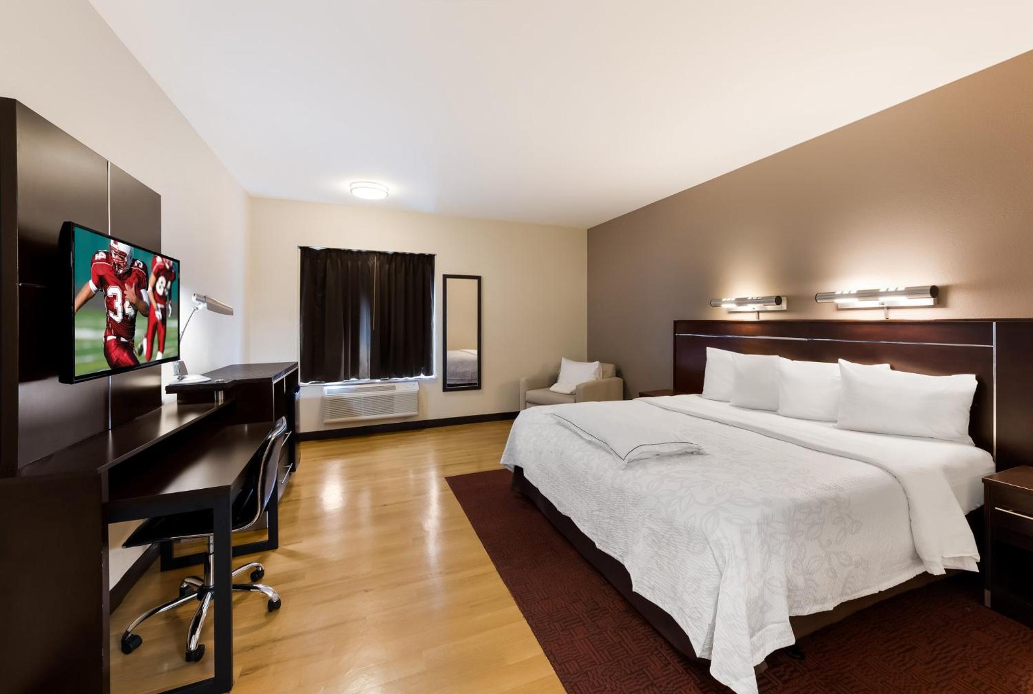 Premium King Room Disability Access Smoke Free (Upgraded Bedding and Snack Box) - Photo 4