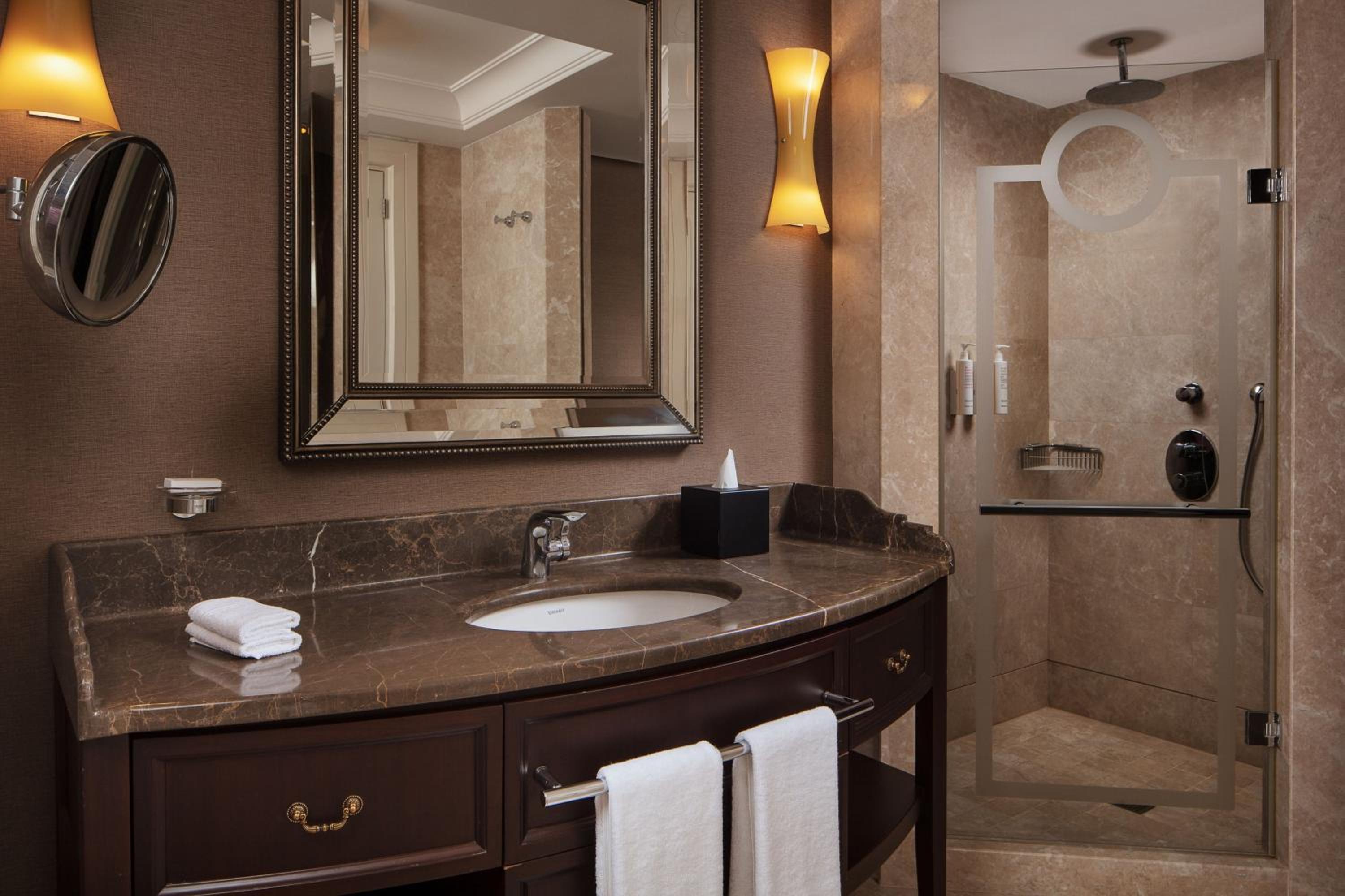 Junior King Suite with Sea View - Club Level photo 3