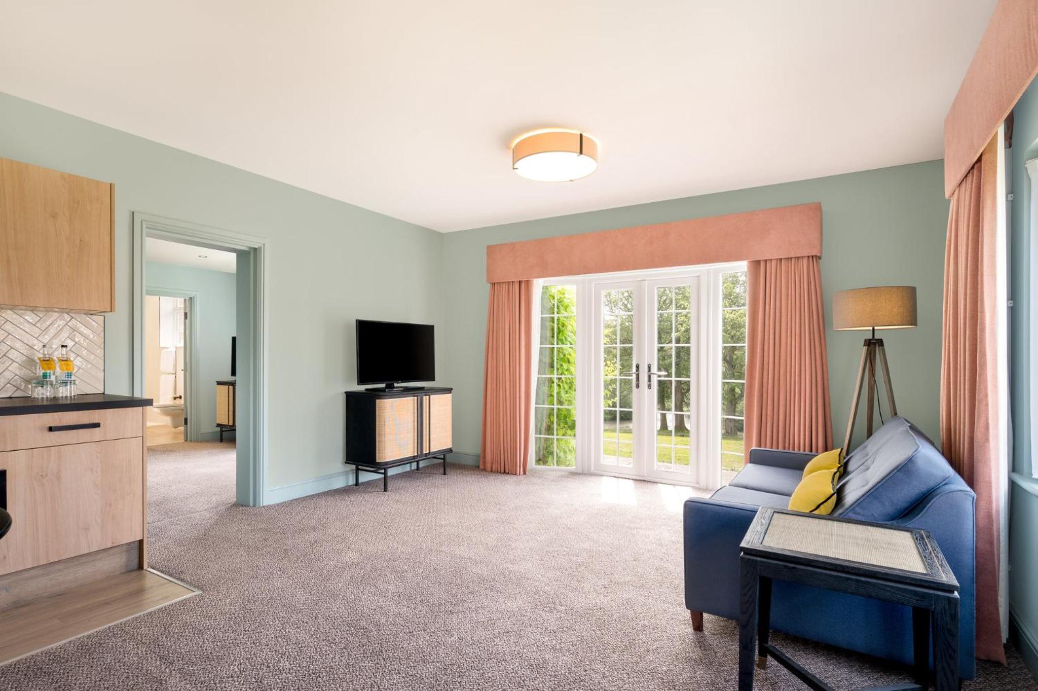 One-Bedroom King Suite - Photo 7