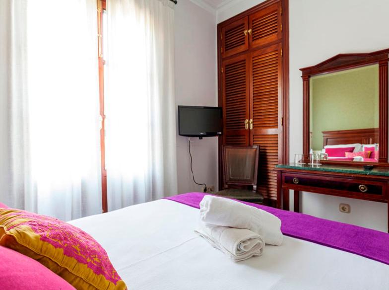 Twin Room with Bathroom - Photo 1