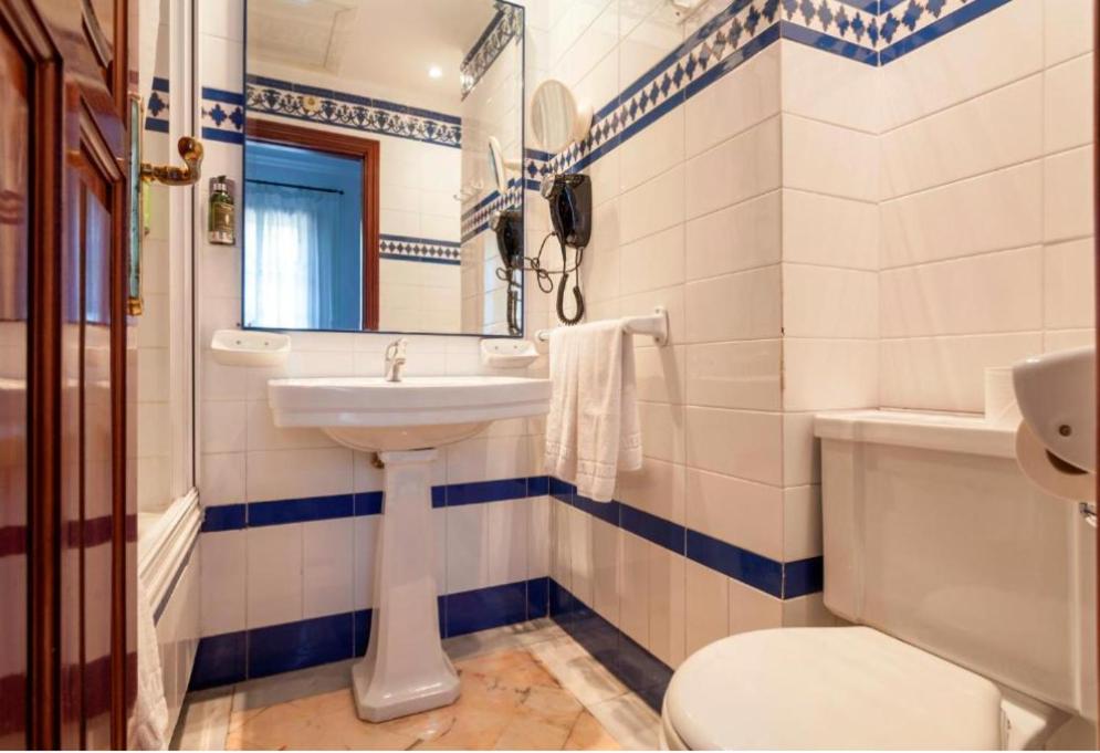 Double Room - Photo 7