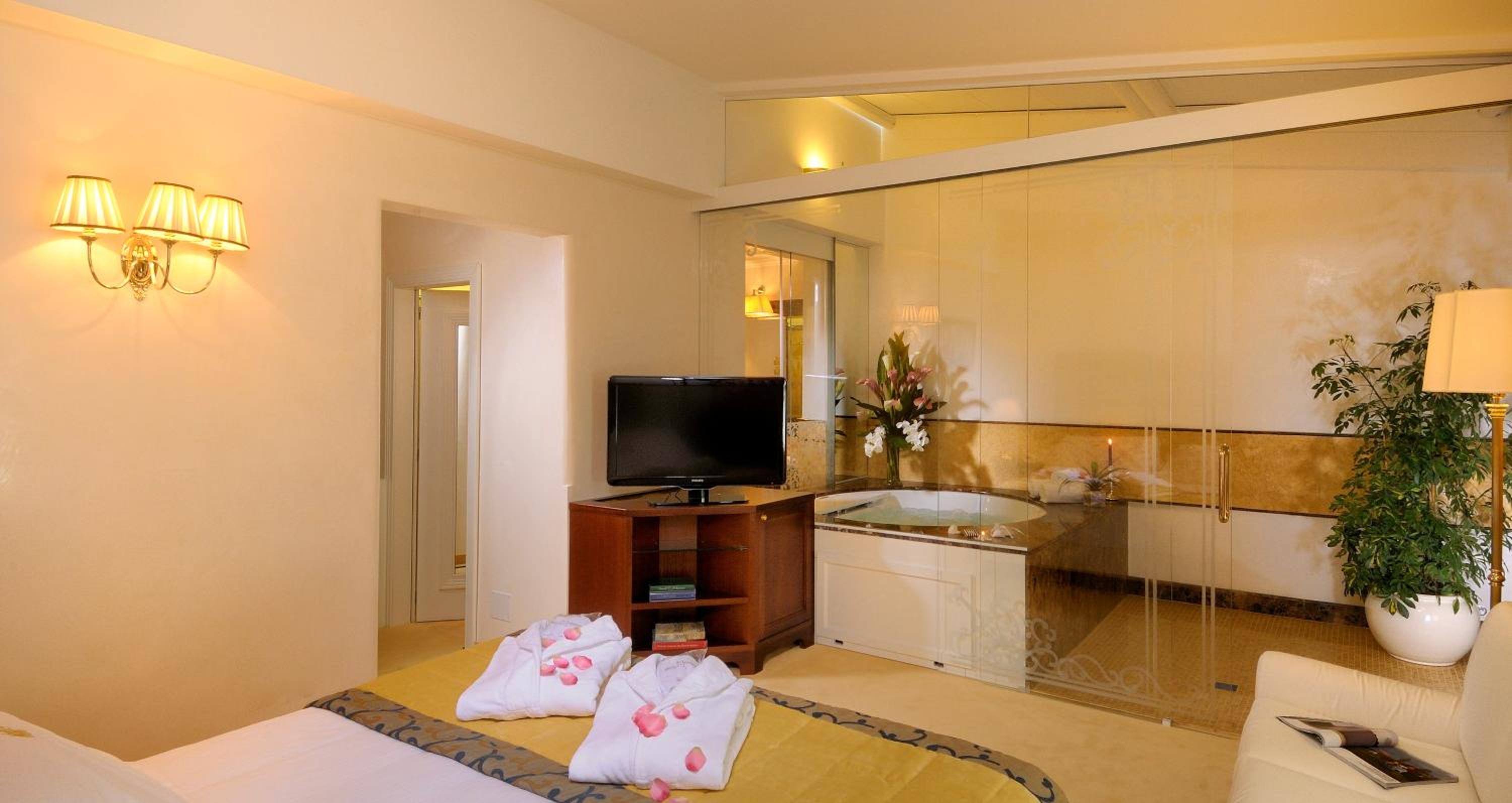 Crystal Suite with Spa Bath - Photo 7