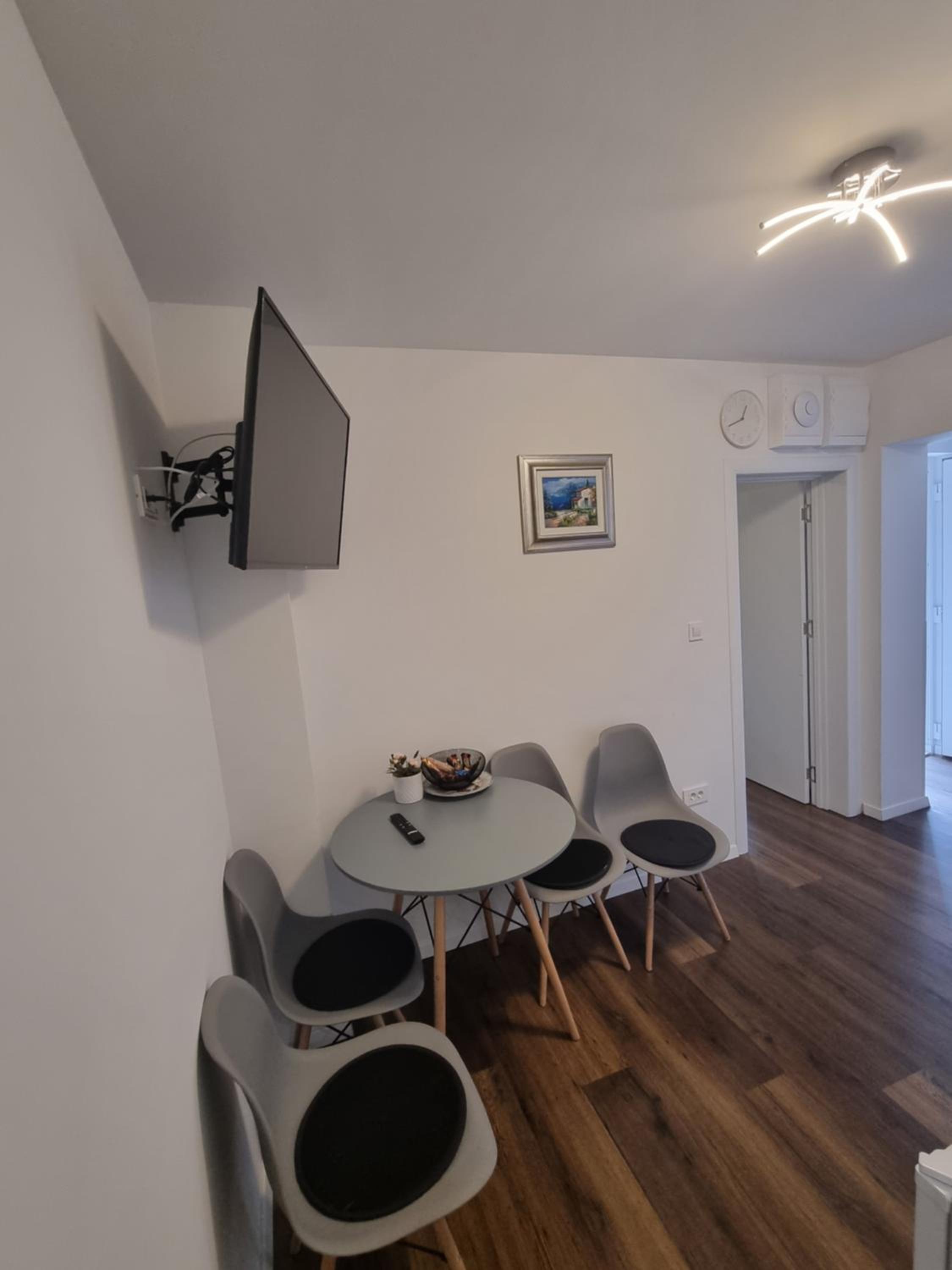 One-Bedroom Apartment - Photo 7