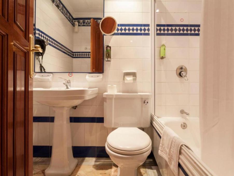 Twin Room with Bathroom - Photo 8