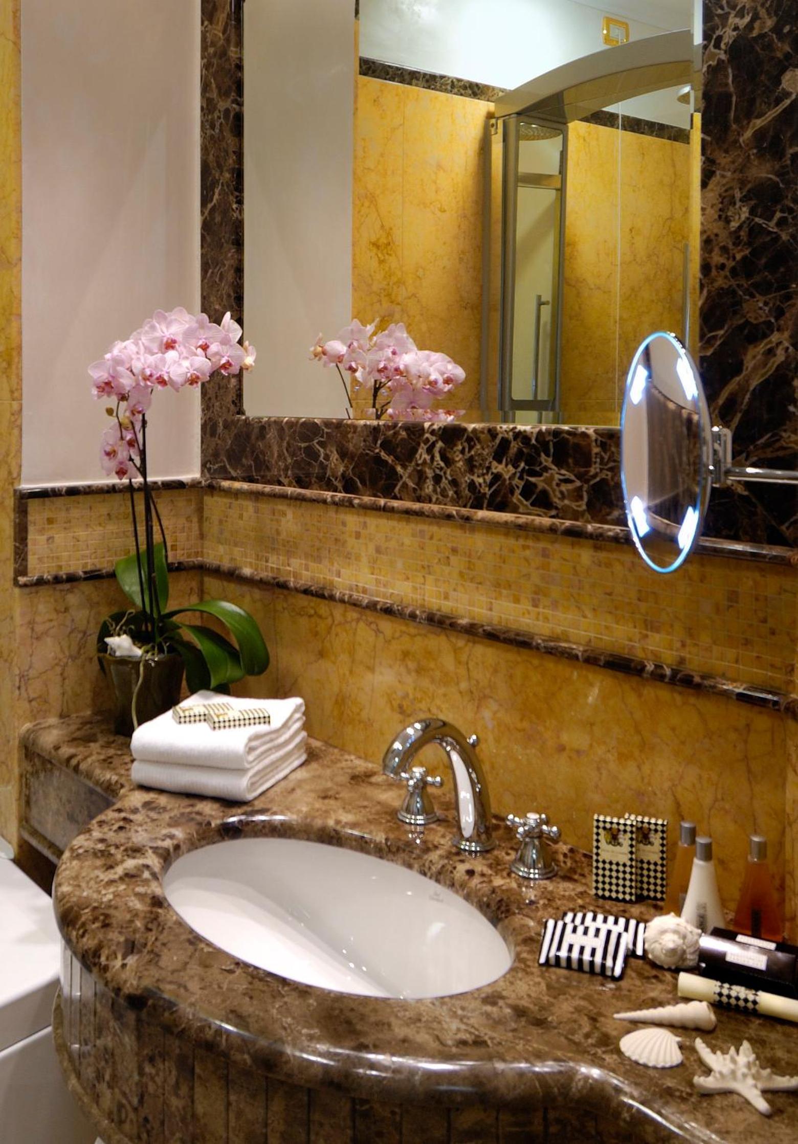 Crystal Suite with Spa Bath - Photo 9