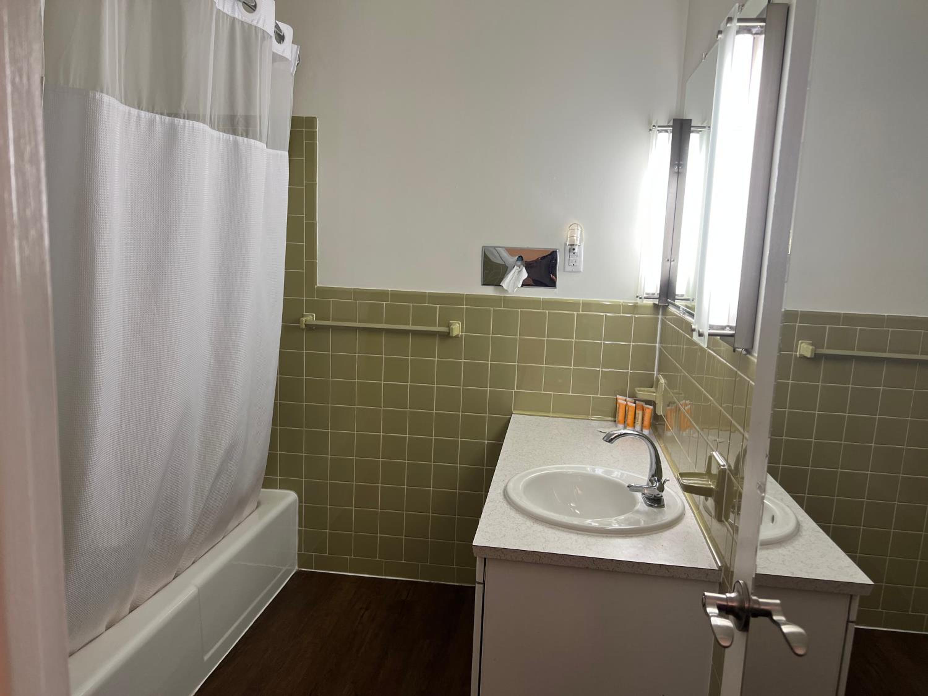 Deluxe King Suite - Photo 3