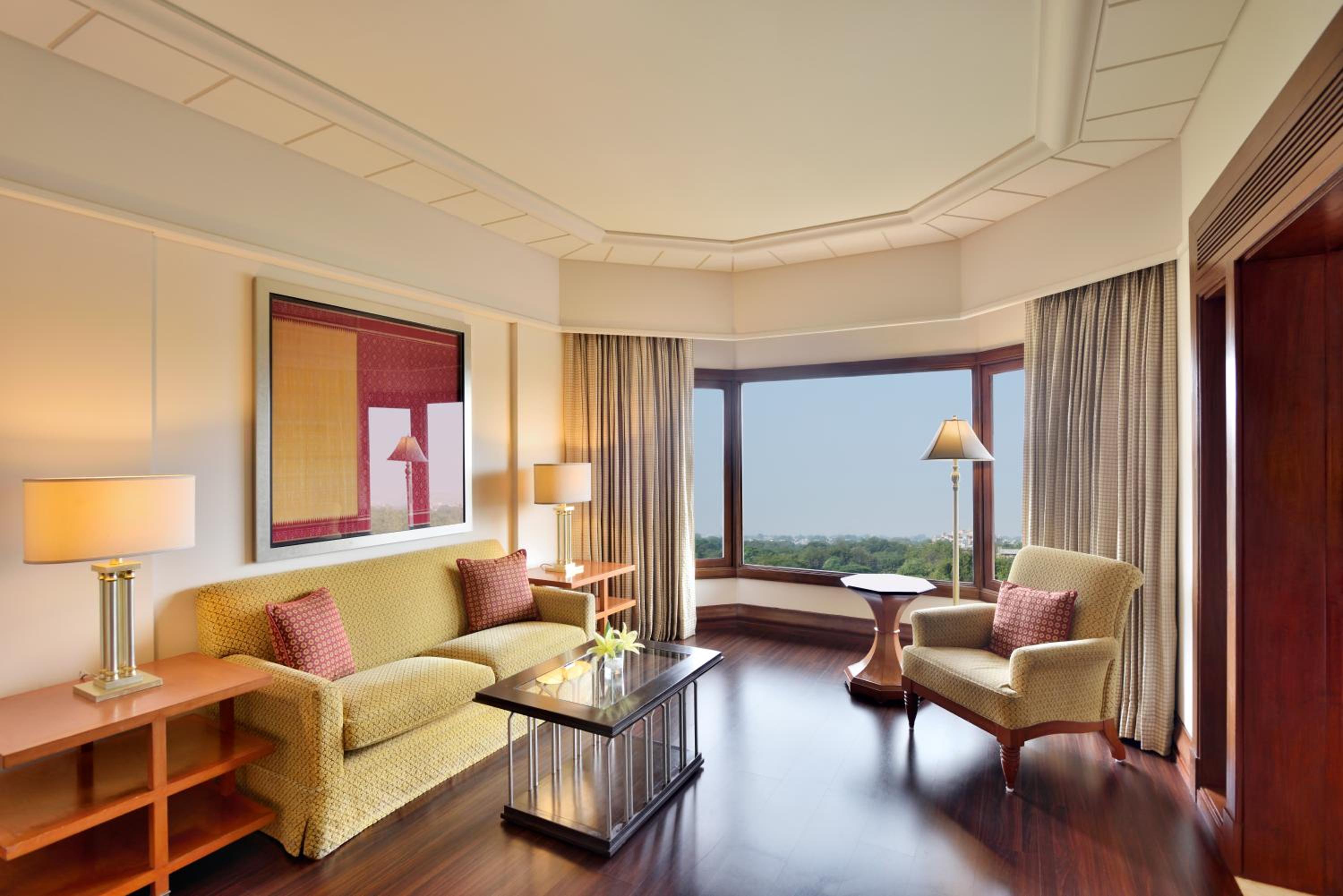Deluxe Suite Lake View  with Bathtub