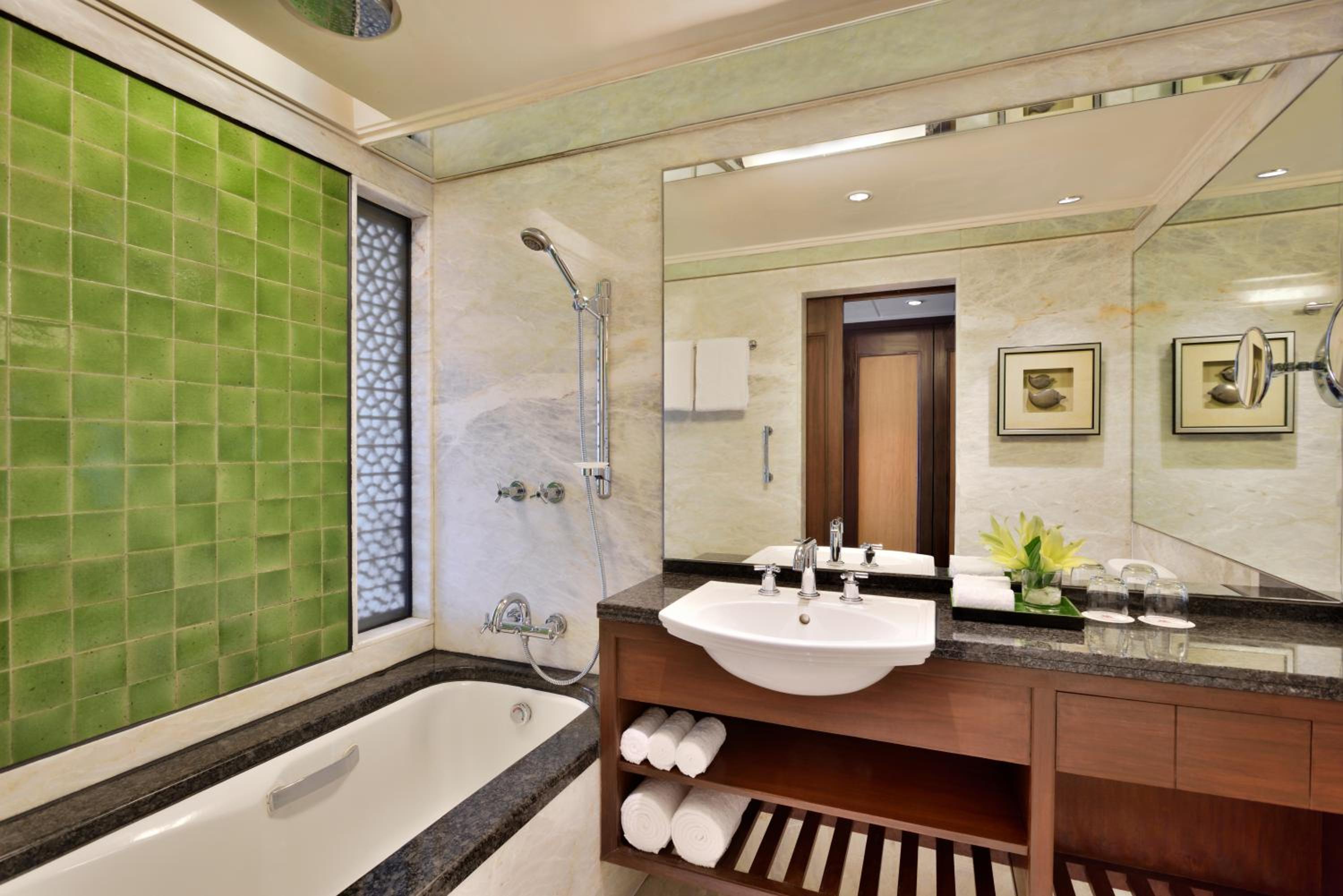 Deluxe King with Bathtub - Photo 2