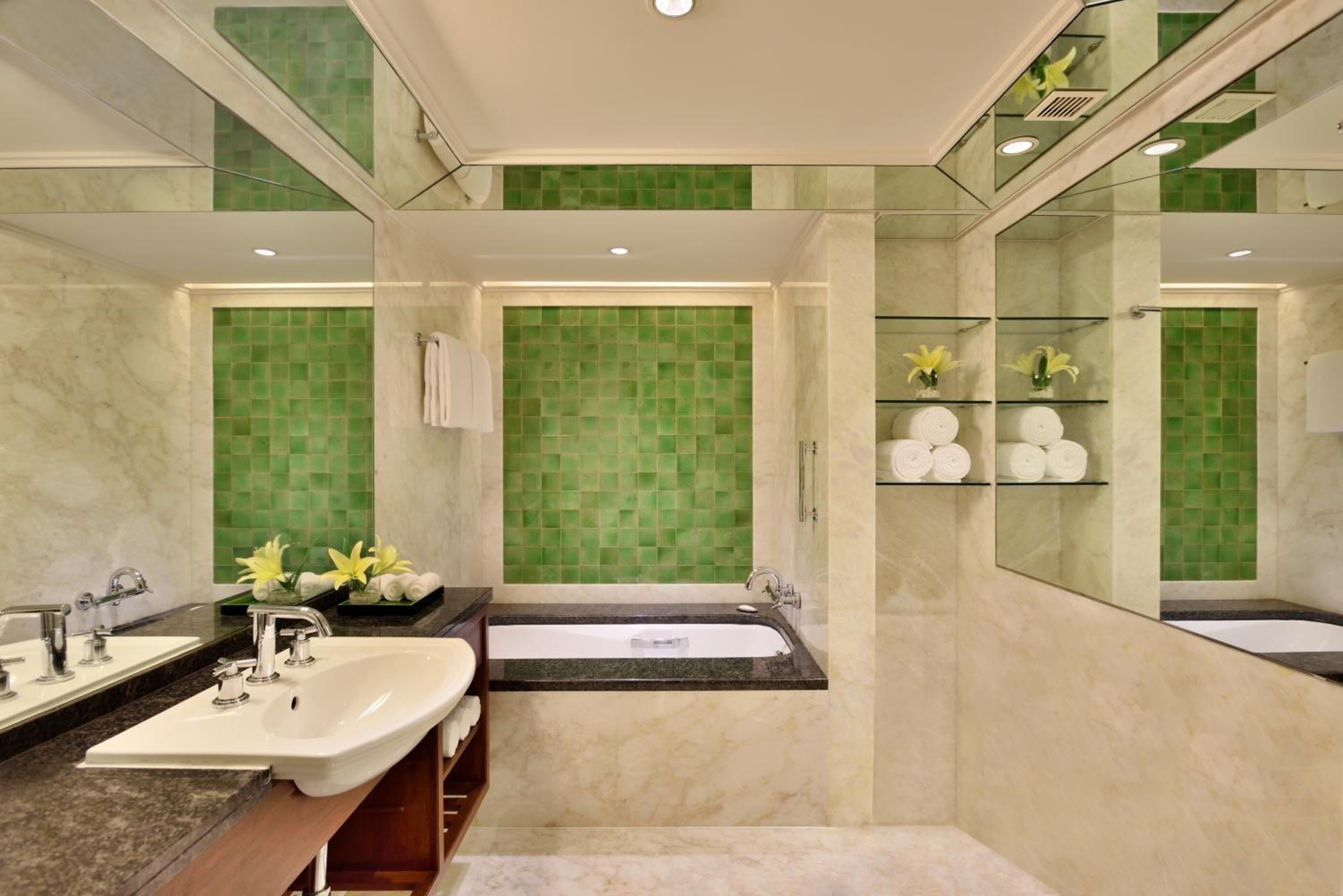 Executive Deluxe King with Bathtub & Lounge Access - Photo 6