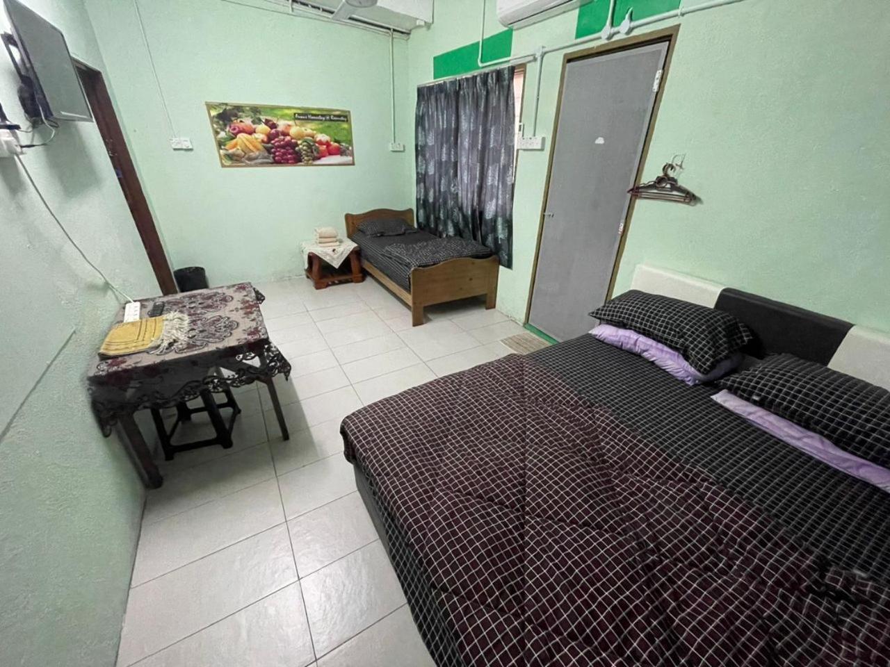 Economy Triple Room photo 3