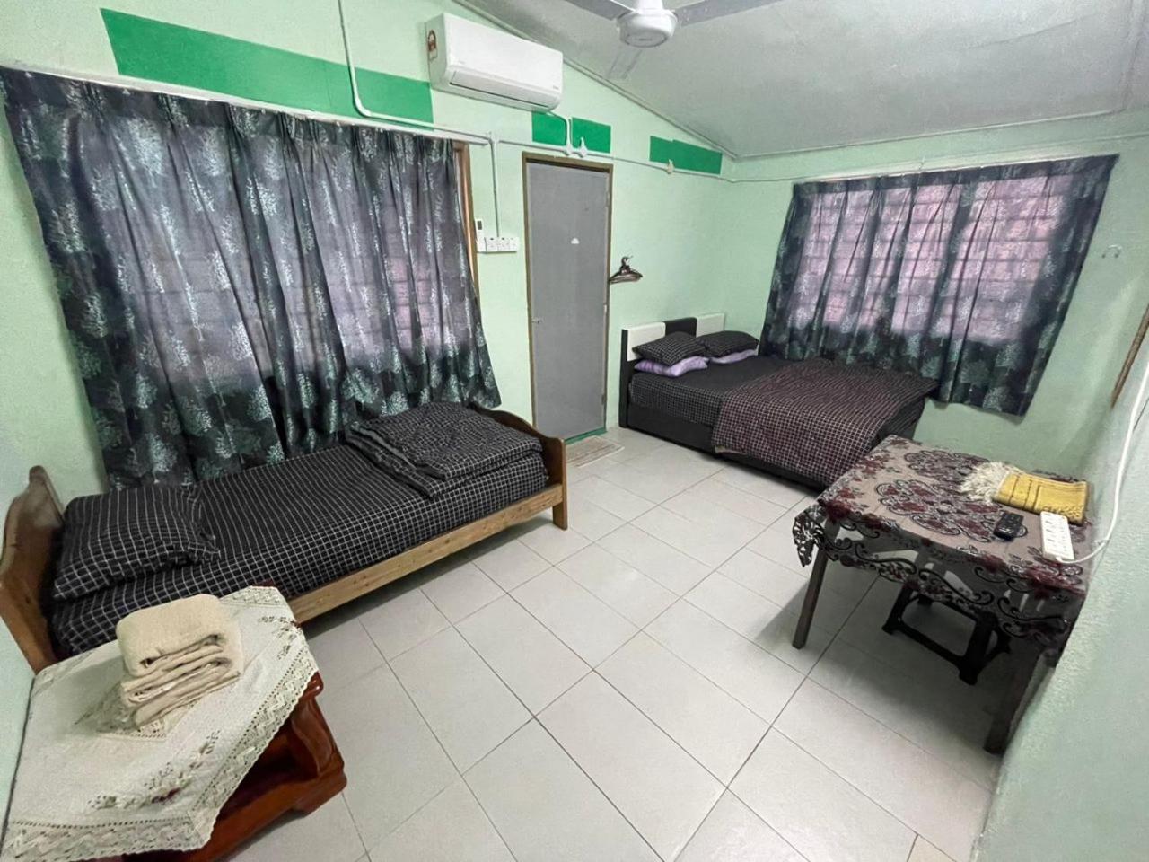 Economy Triple Room photo 2