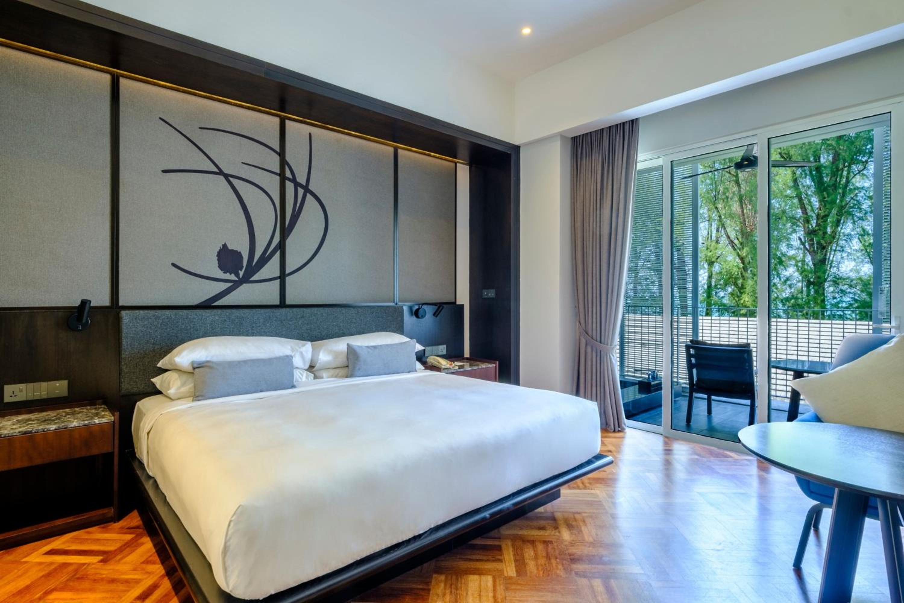 Deluxe King Room with Balcony - Photo 3