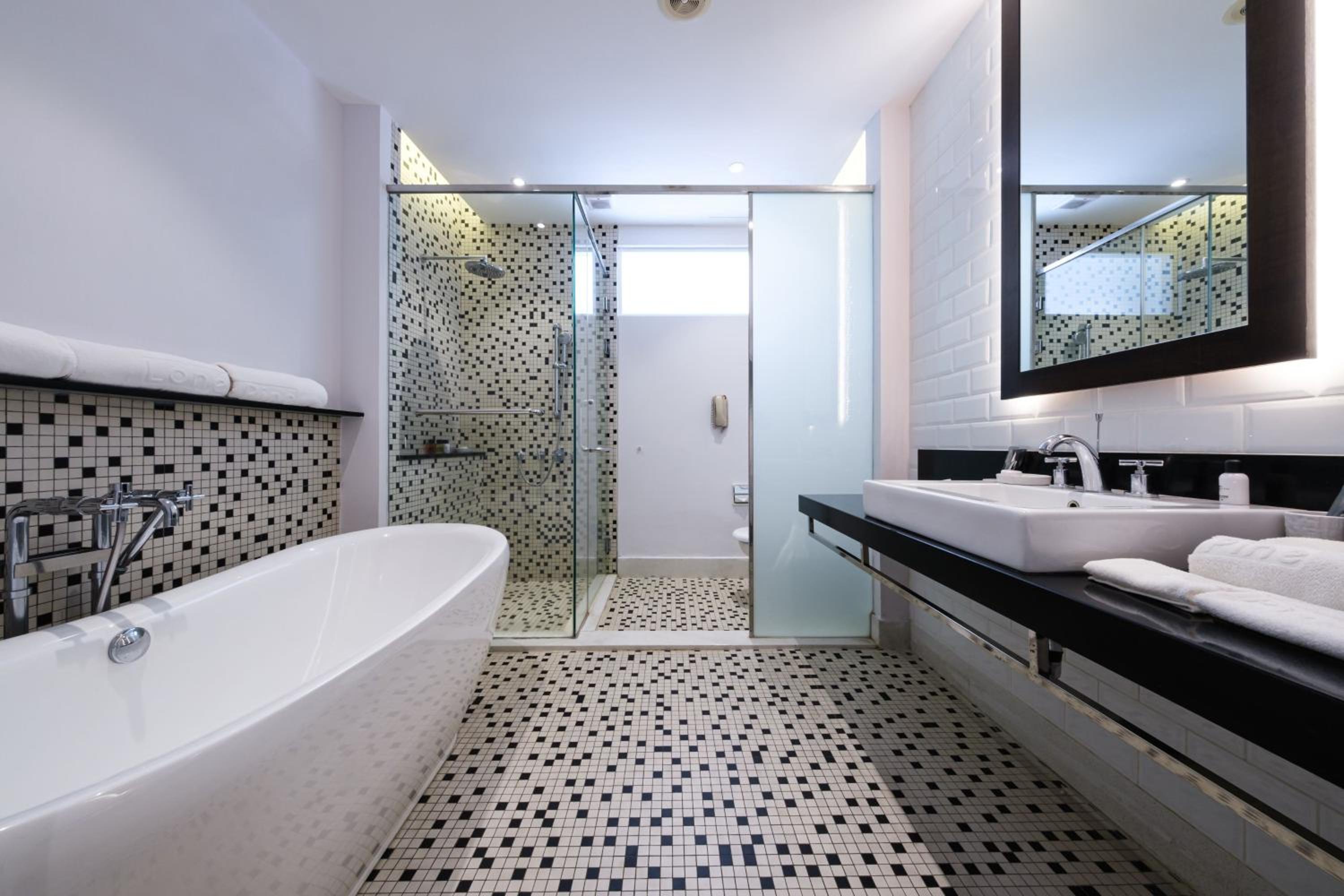 Premier Queen Room with Two Queen Beds with Balcony and Sea View - Photo 4