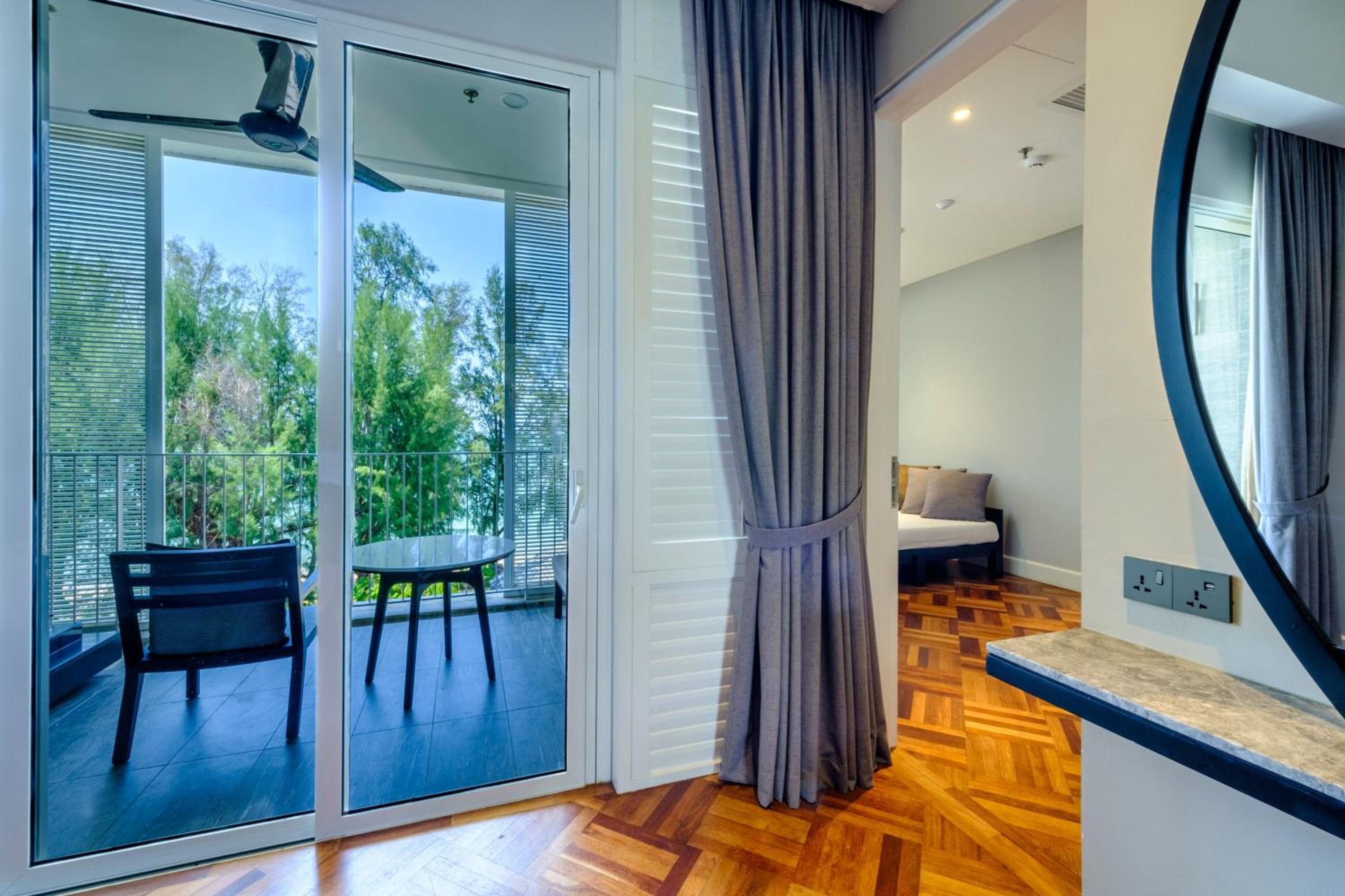 Deluxe King Suite with Balcony and Sea View - Photo 6