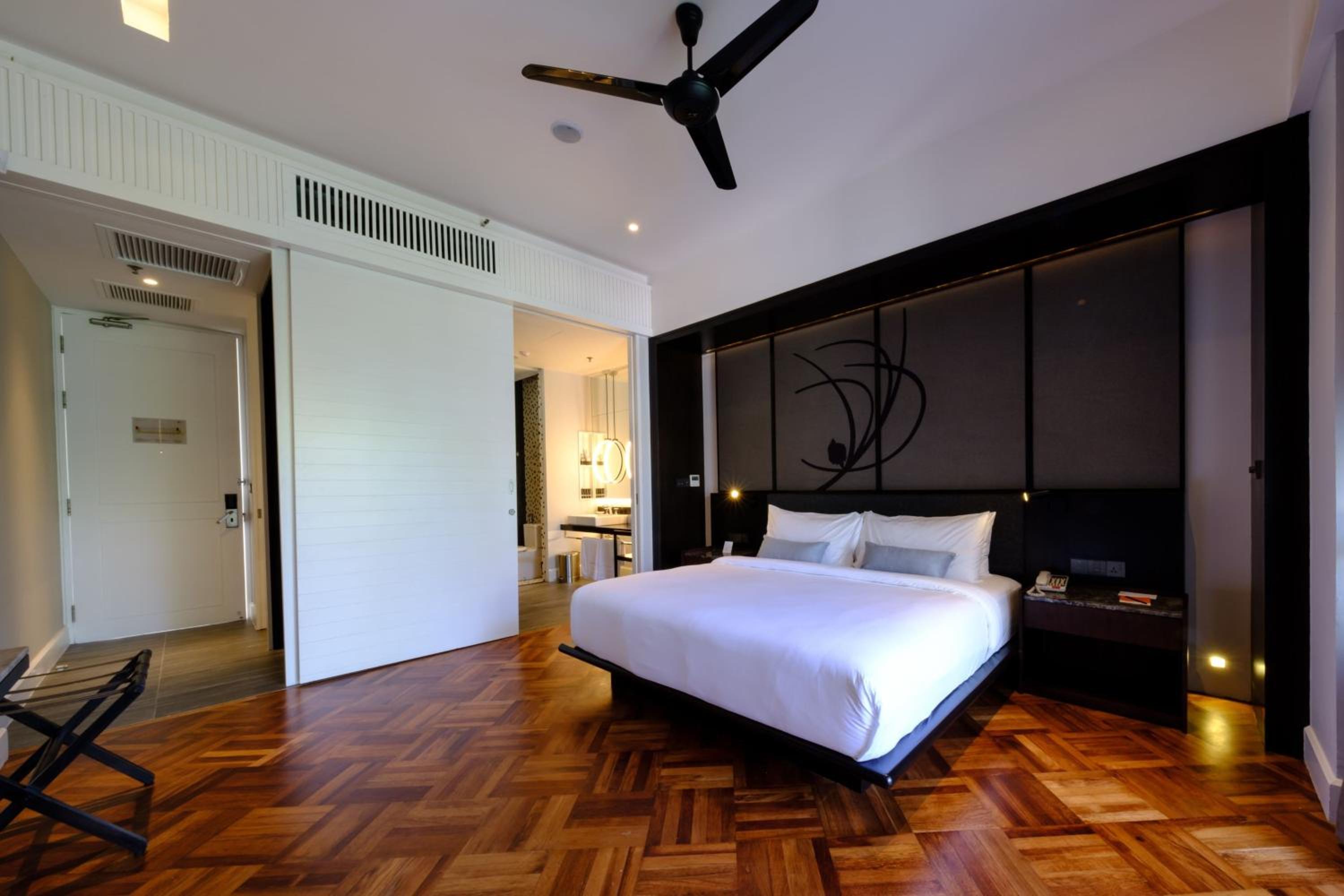 Deluxe King Suite with Balcony and Sea View - Photo 4