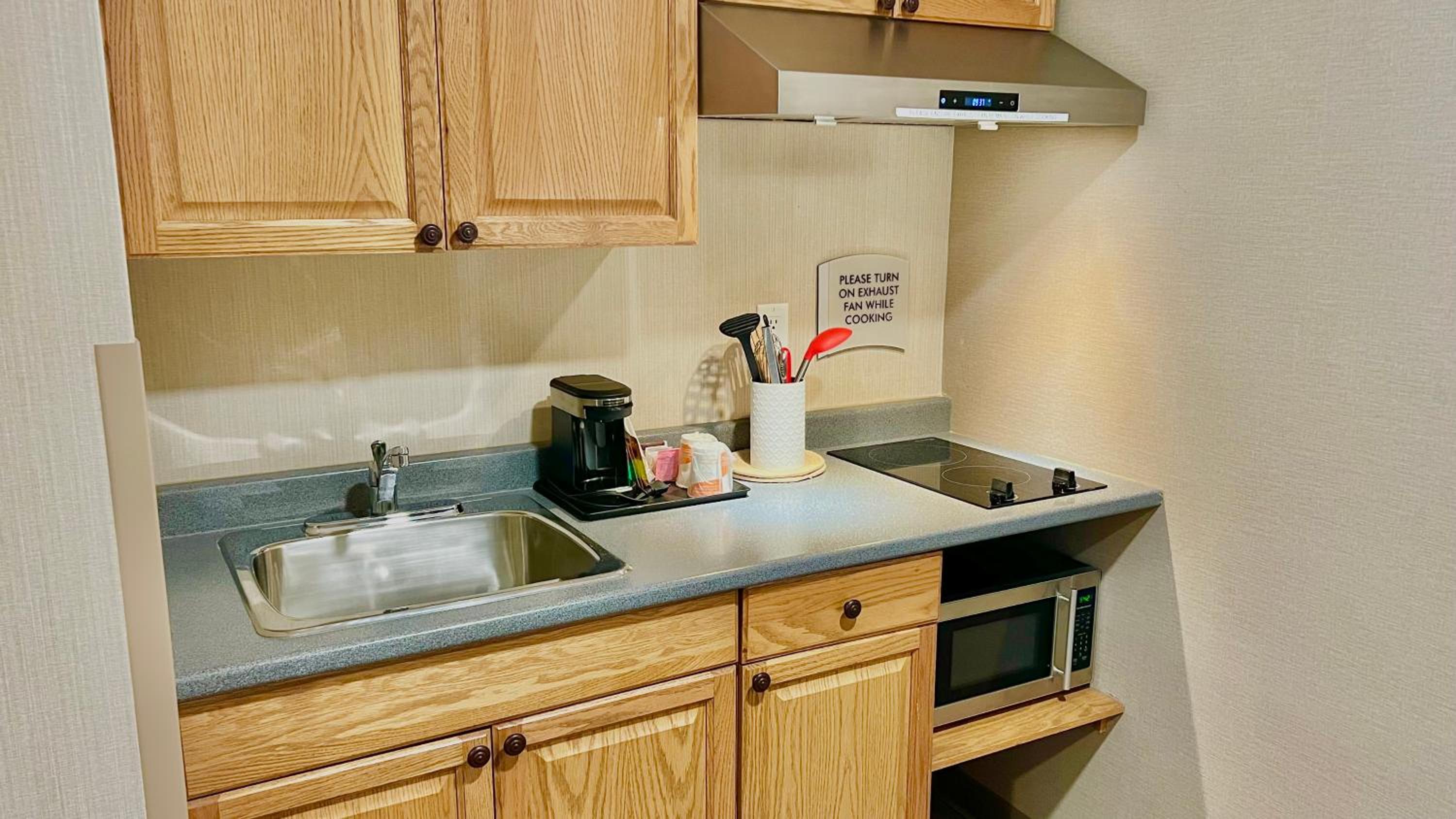 Efficiency Queen Room - Non Smoking - Non Pet Friendly - Photo 3