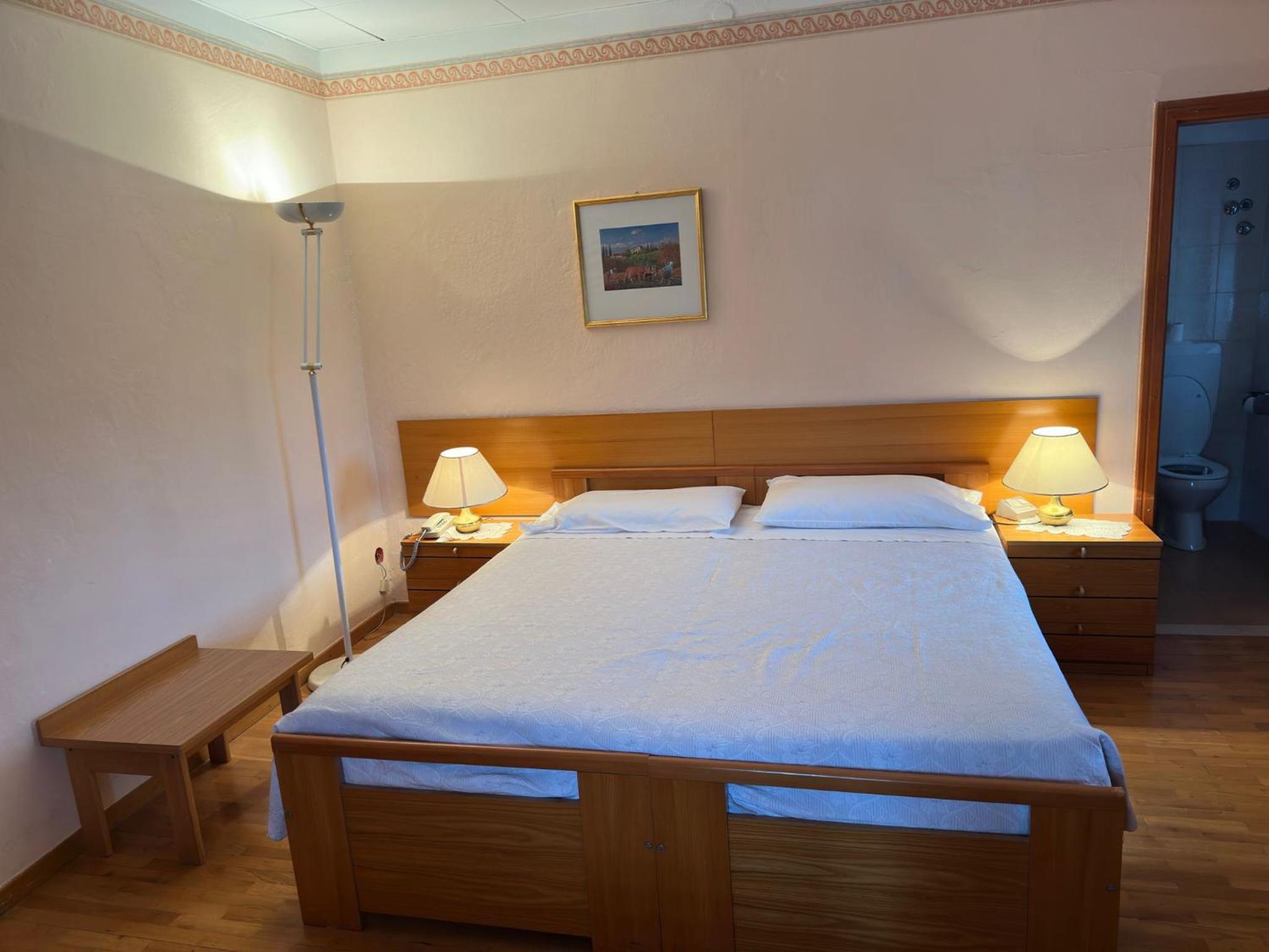 Standard Double or Twin Room - Photo 5