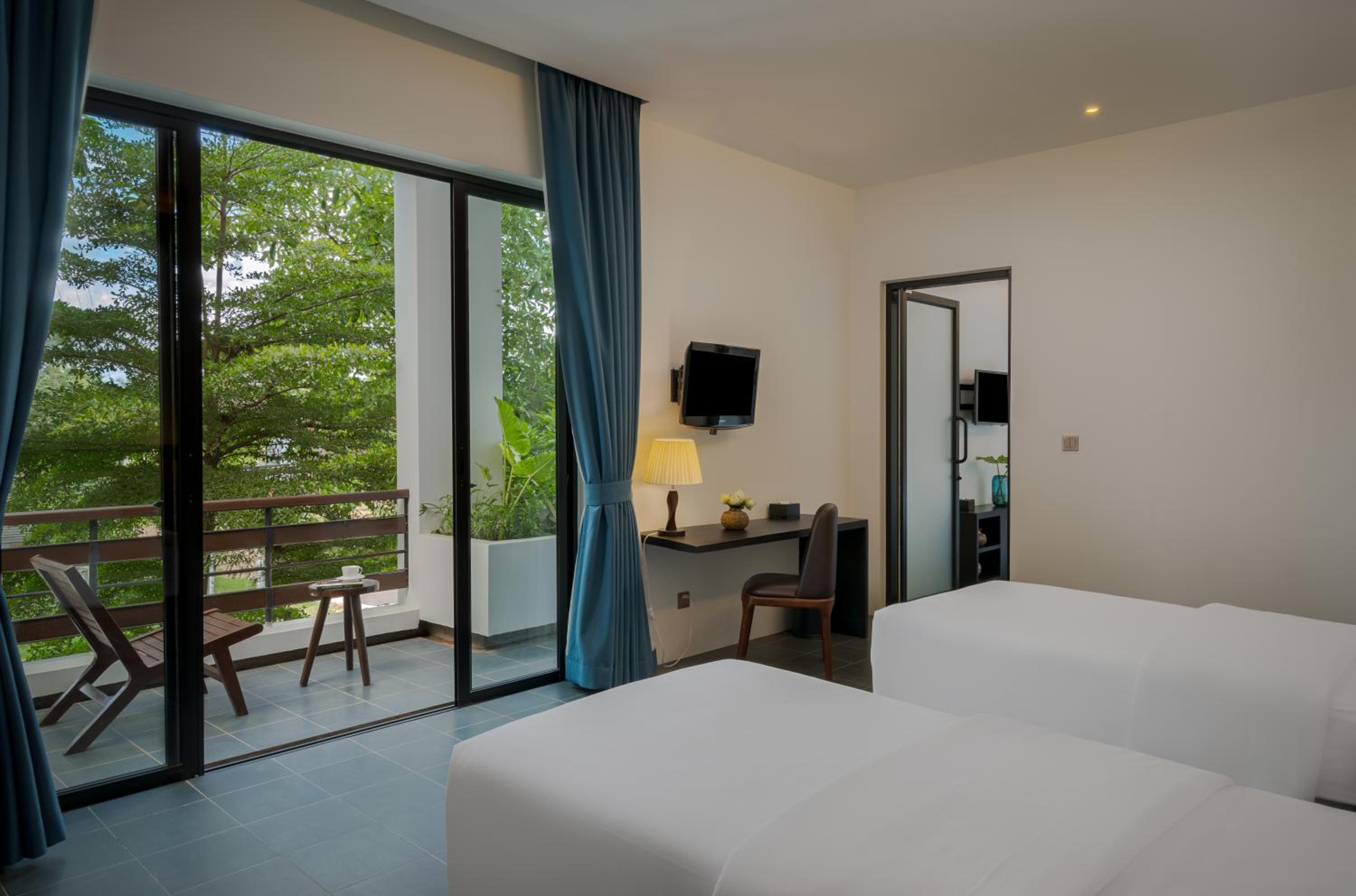 Deluxe Family Suite - Photo 2