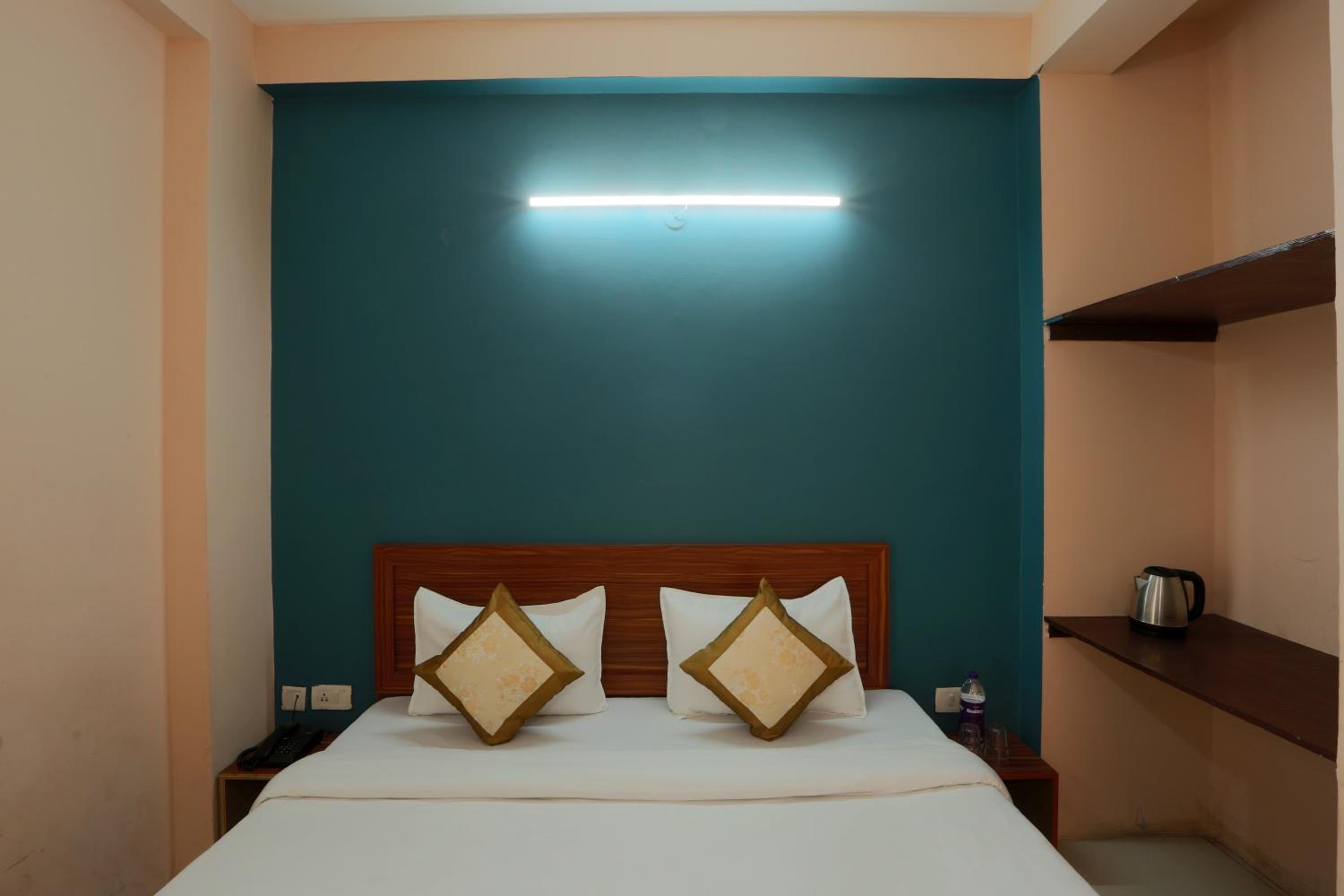 Deluxe Room - Photo 9