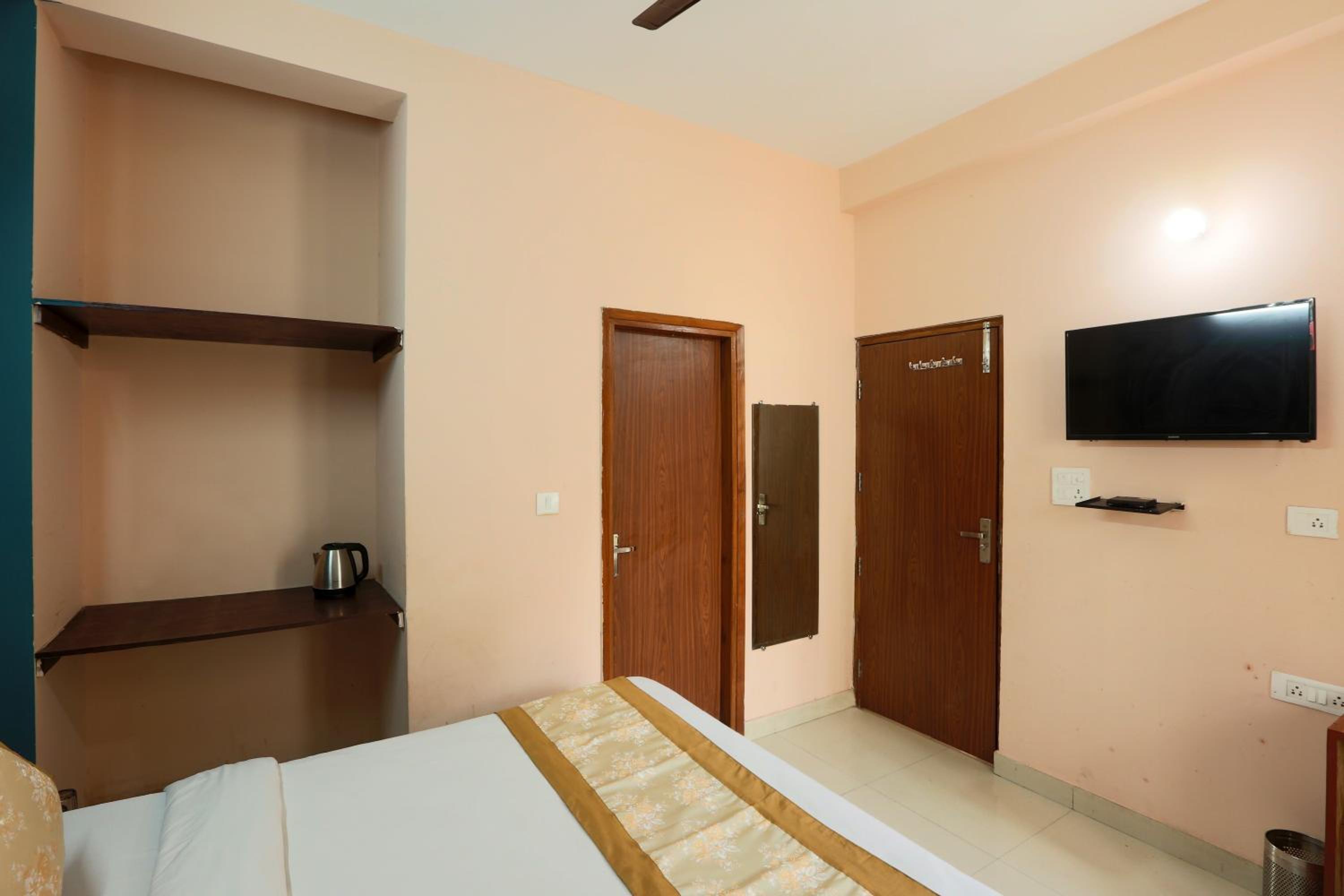 Deluxe Room - Photo 5