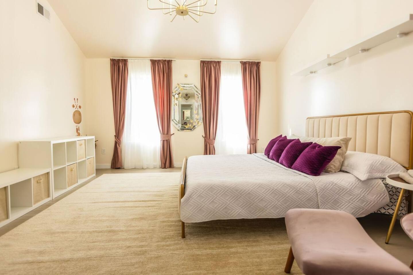 Five-Bedroom House photo 1
