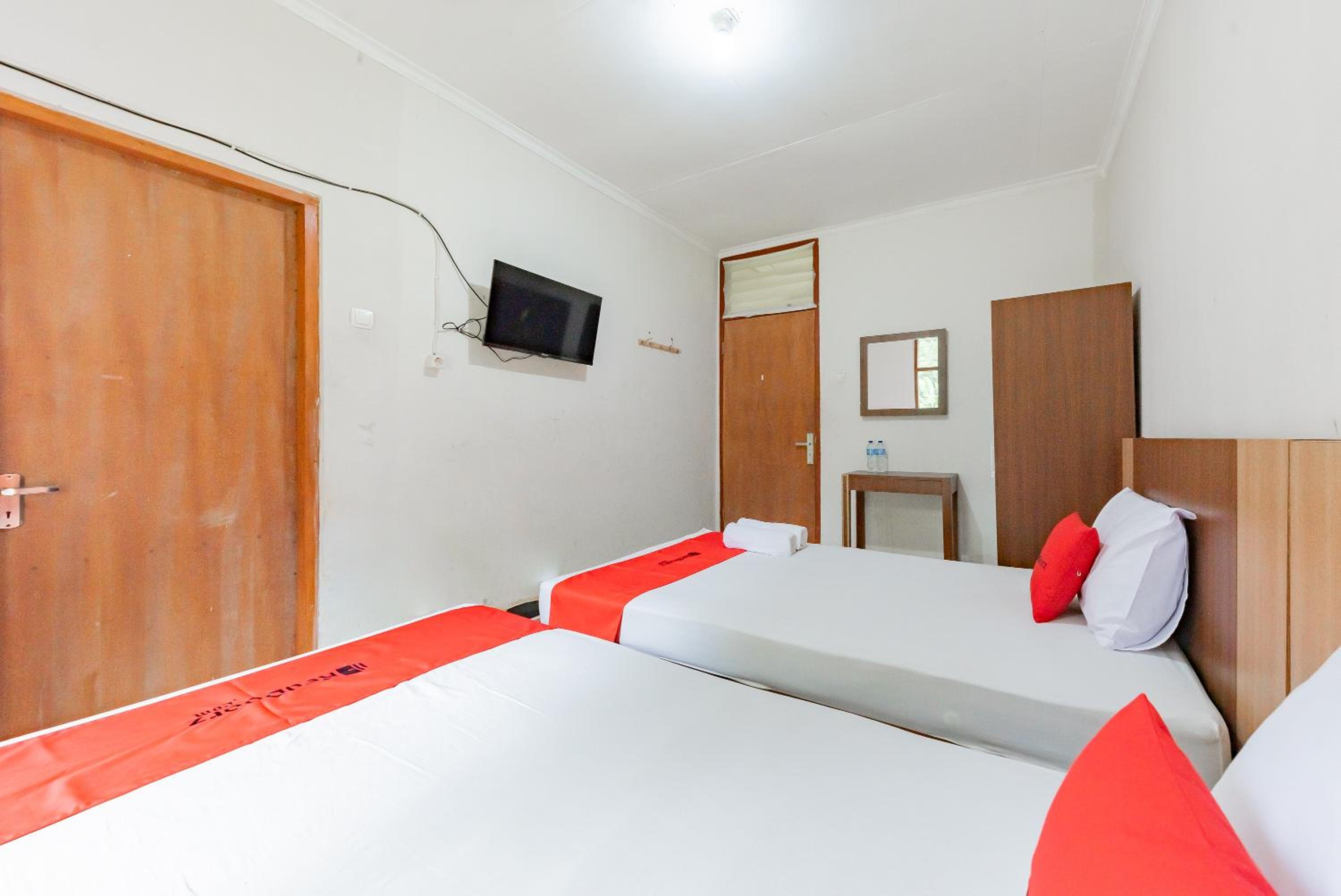 Standard Twin Room - Photo 4