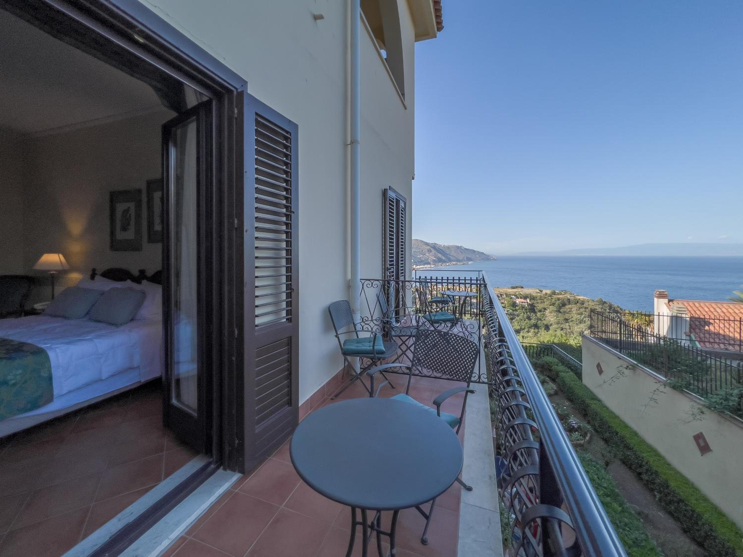 Double or Twin Room with Side Sea View - Photo 3