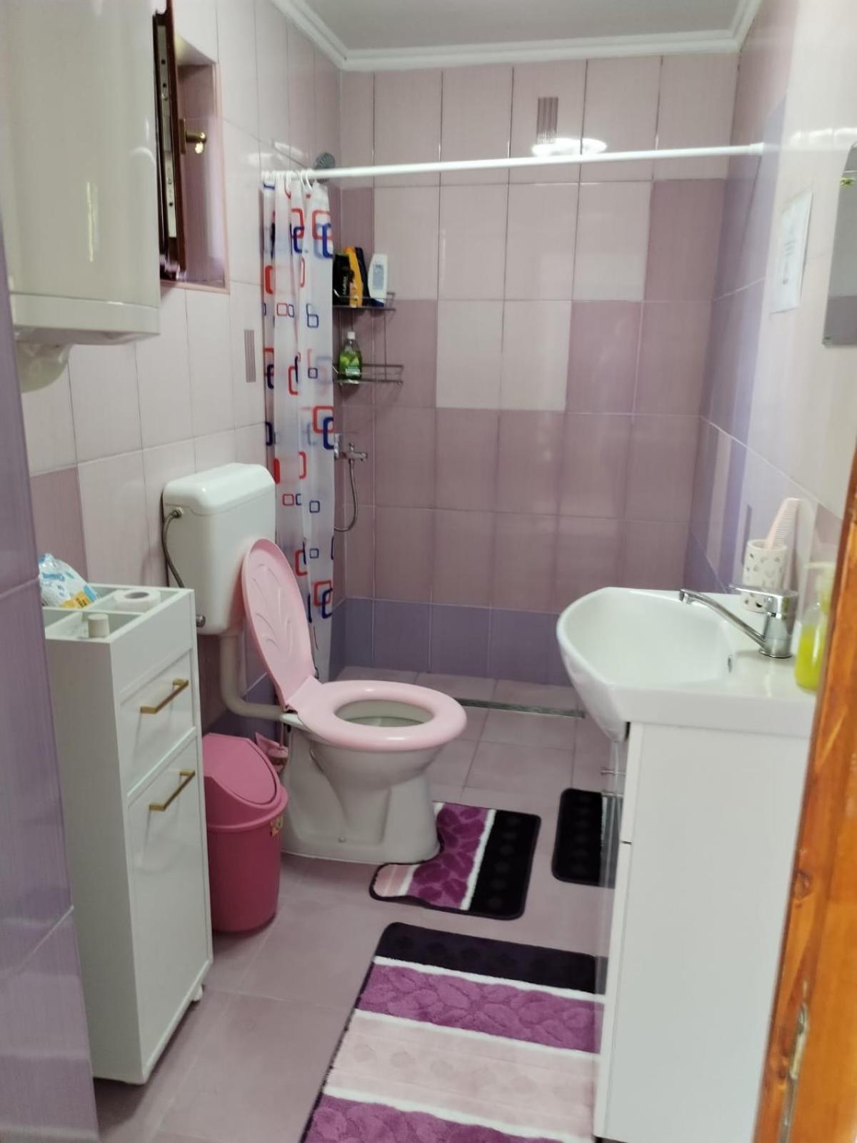 Double Room with Private Bathroom - Photo 13