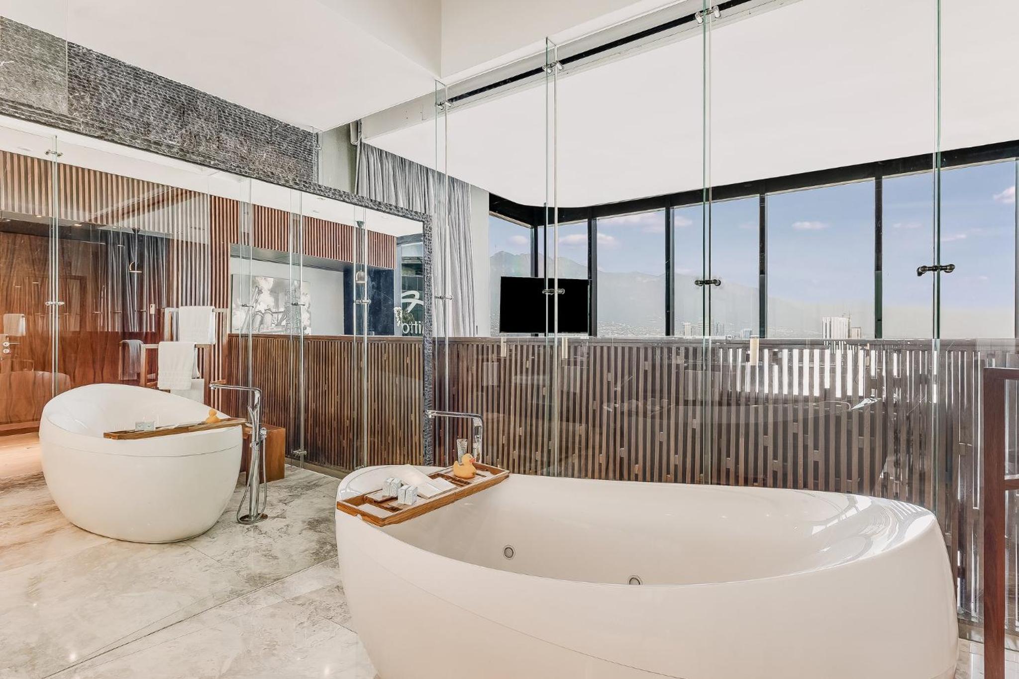 Master Suite, 1 King