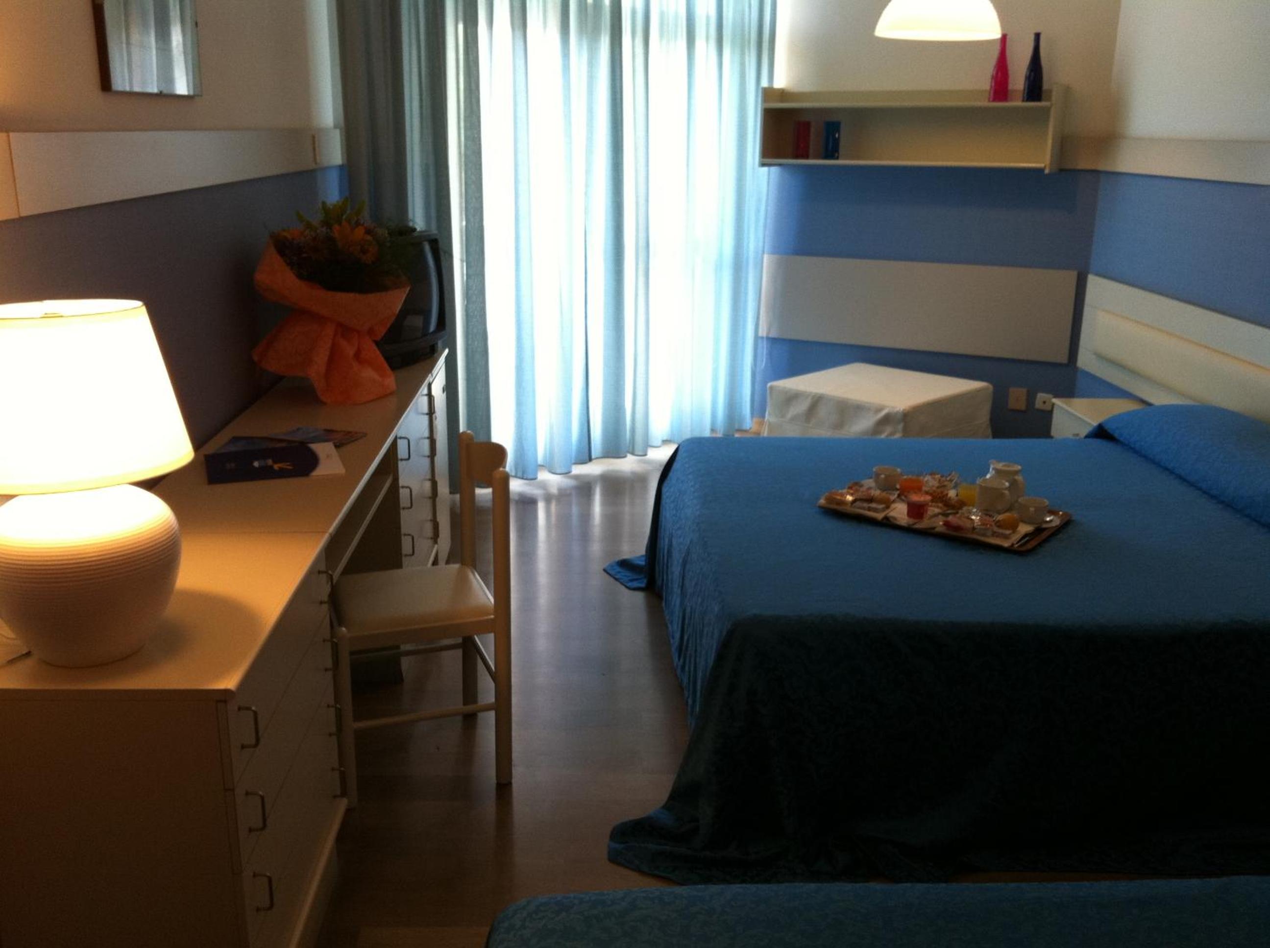 Double or Twin Room with Balcony - Photo 4