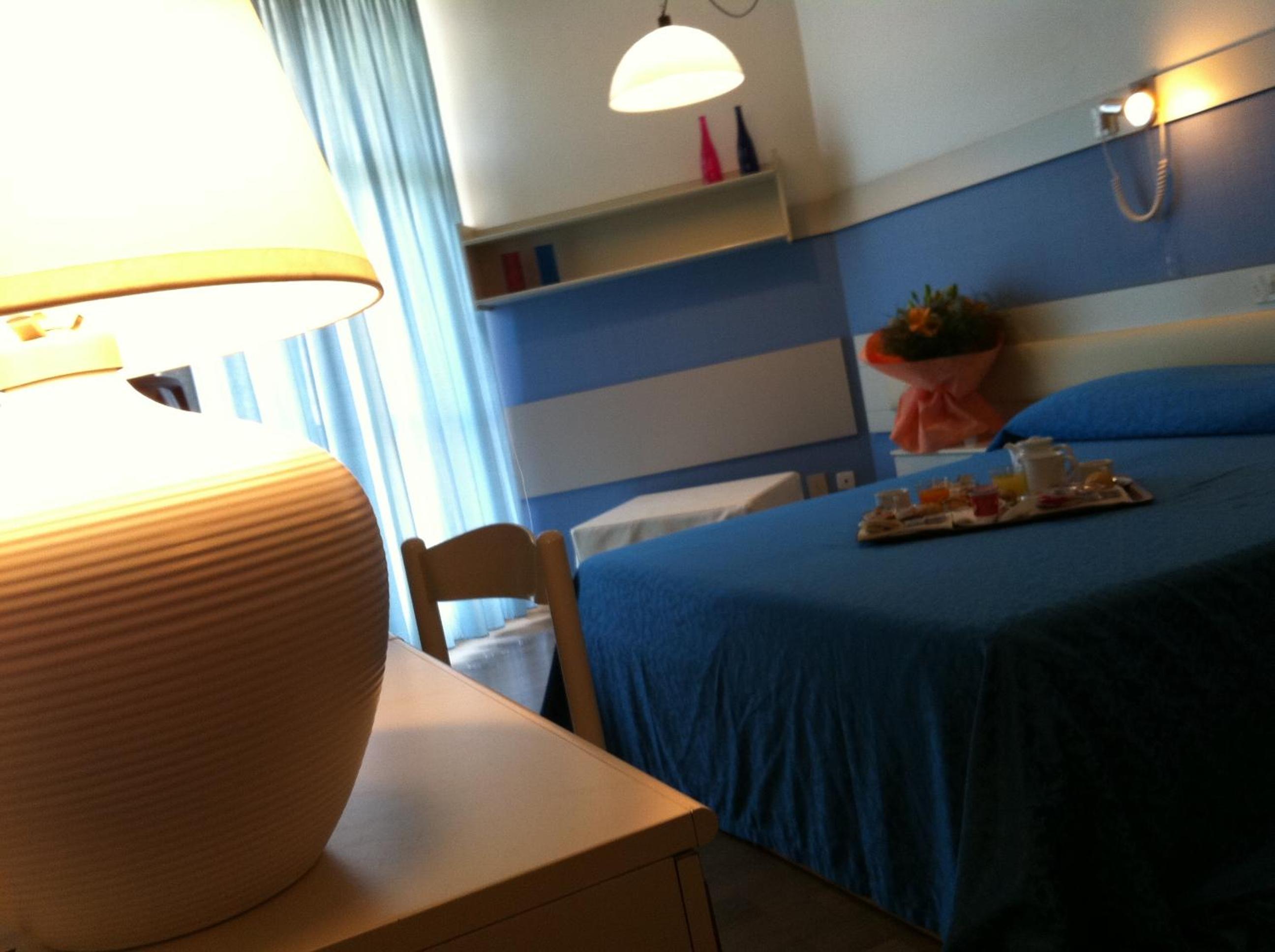 Double or Twin Room with Balcony - Photo 2