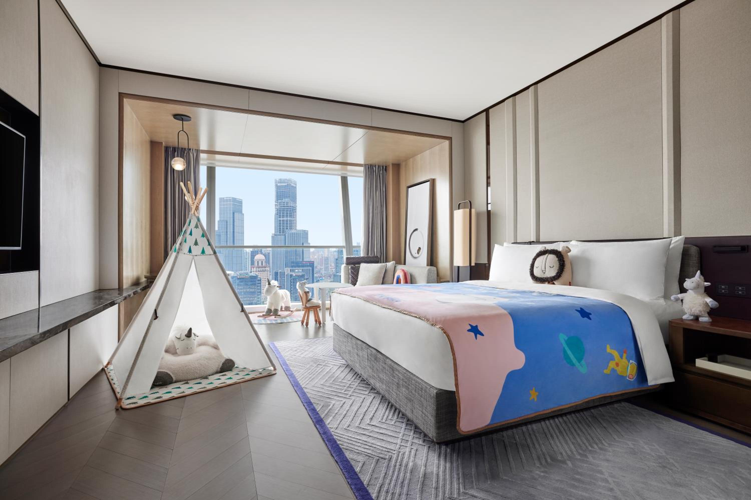Family Room with King Bed and River View
