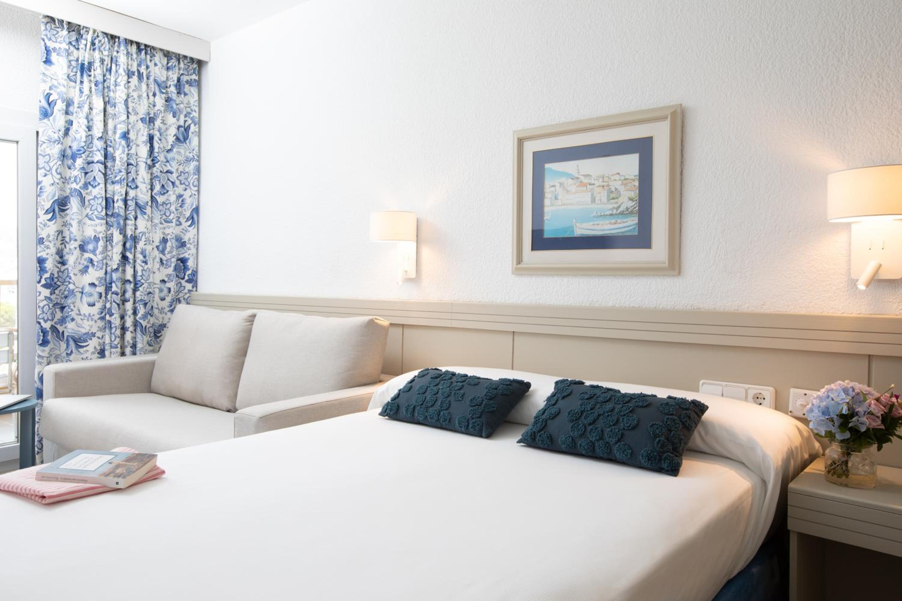 Double Room (2 Adults + 2 Children) - Photo 1