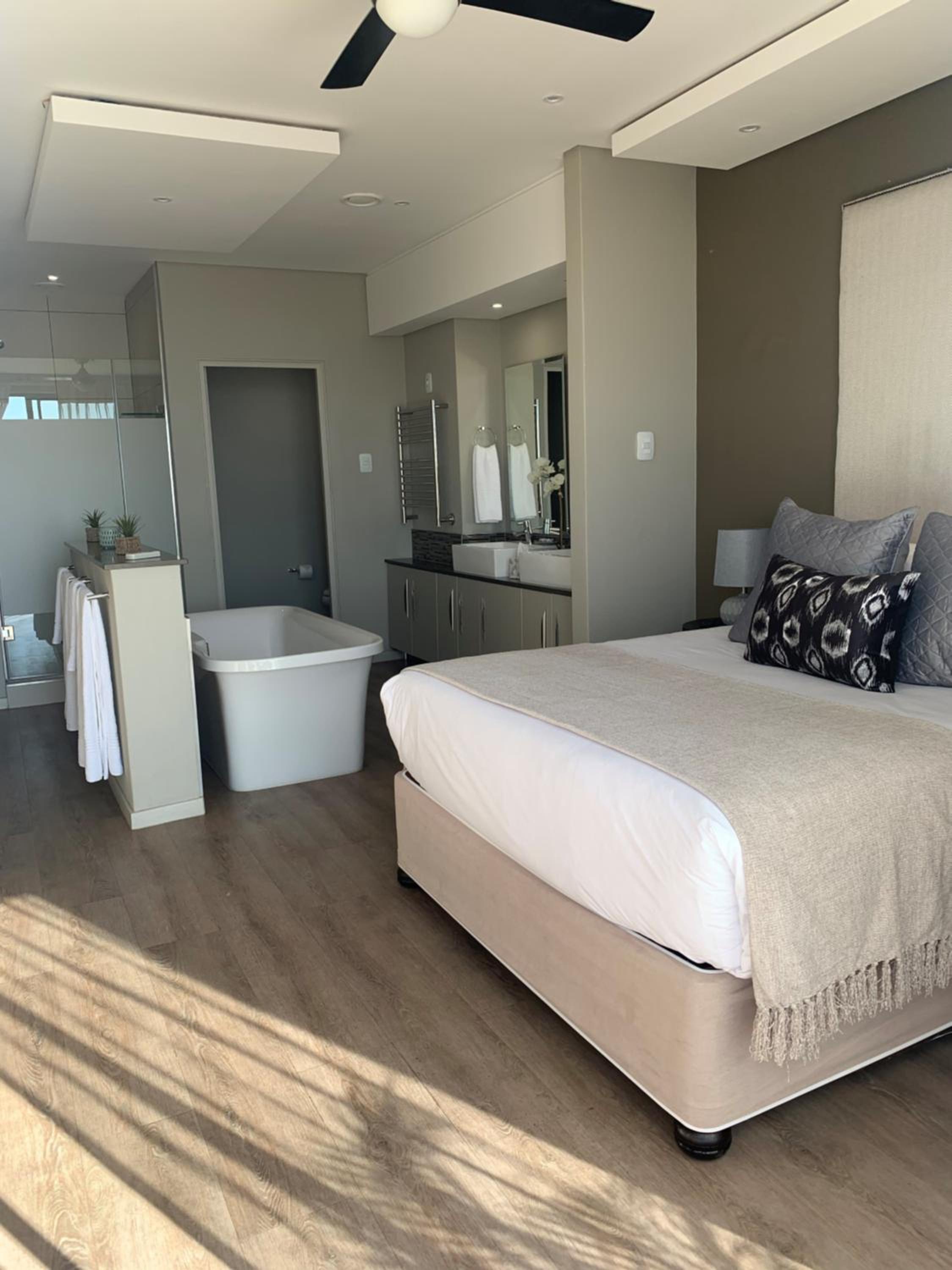 Two Bedroom Two Bathroom Executive Apartment photo 3