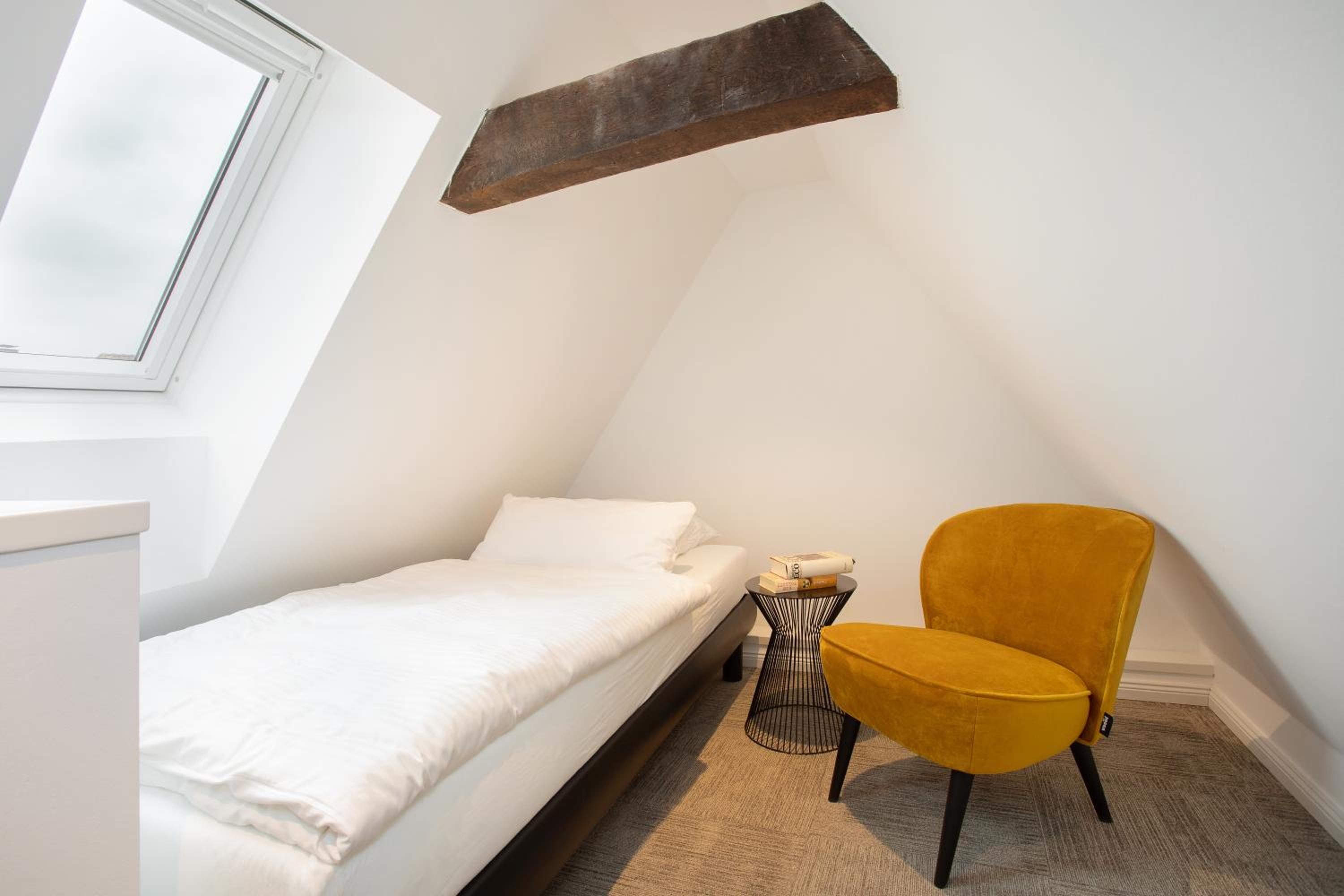 Apartment with Balcony - Photo 7