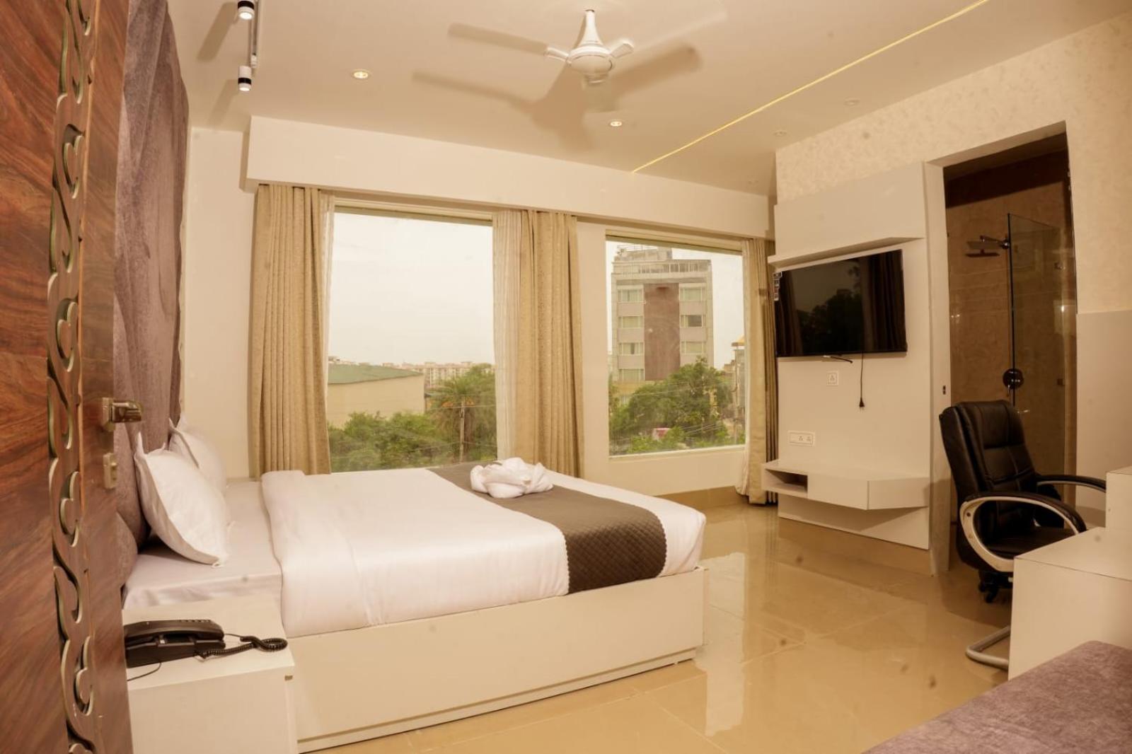Deluxe Double Room (2 Adults + 1 Child)