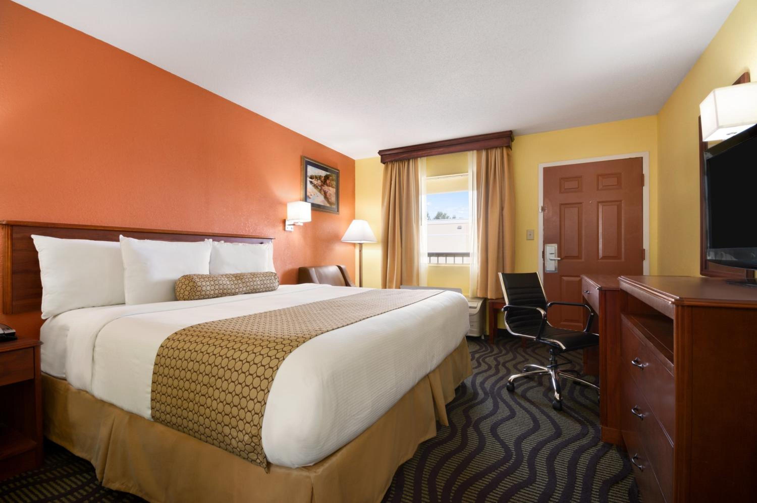 King Room - Non-Smoking - Photo 3