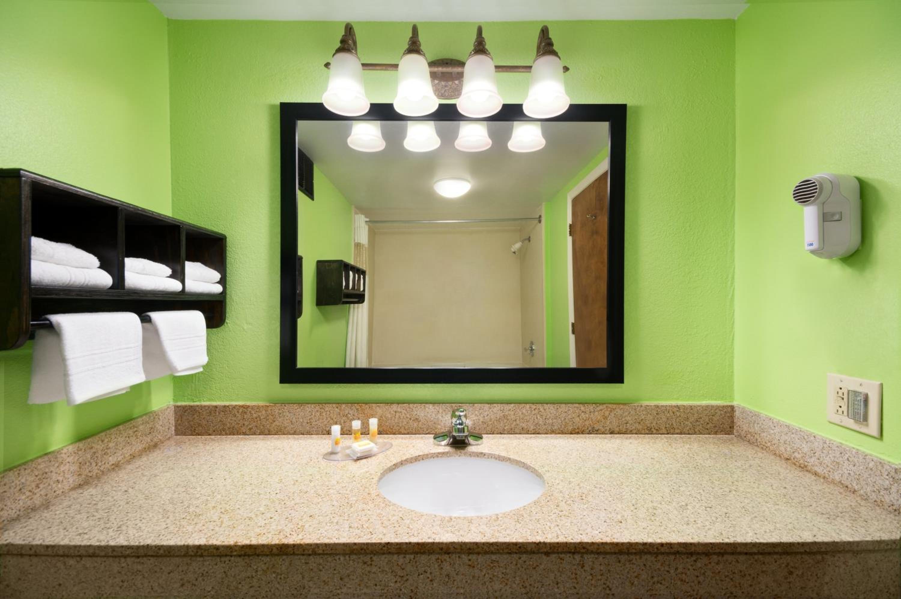 King Room - Non-Smoking - Photo 6