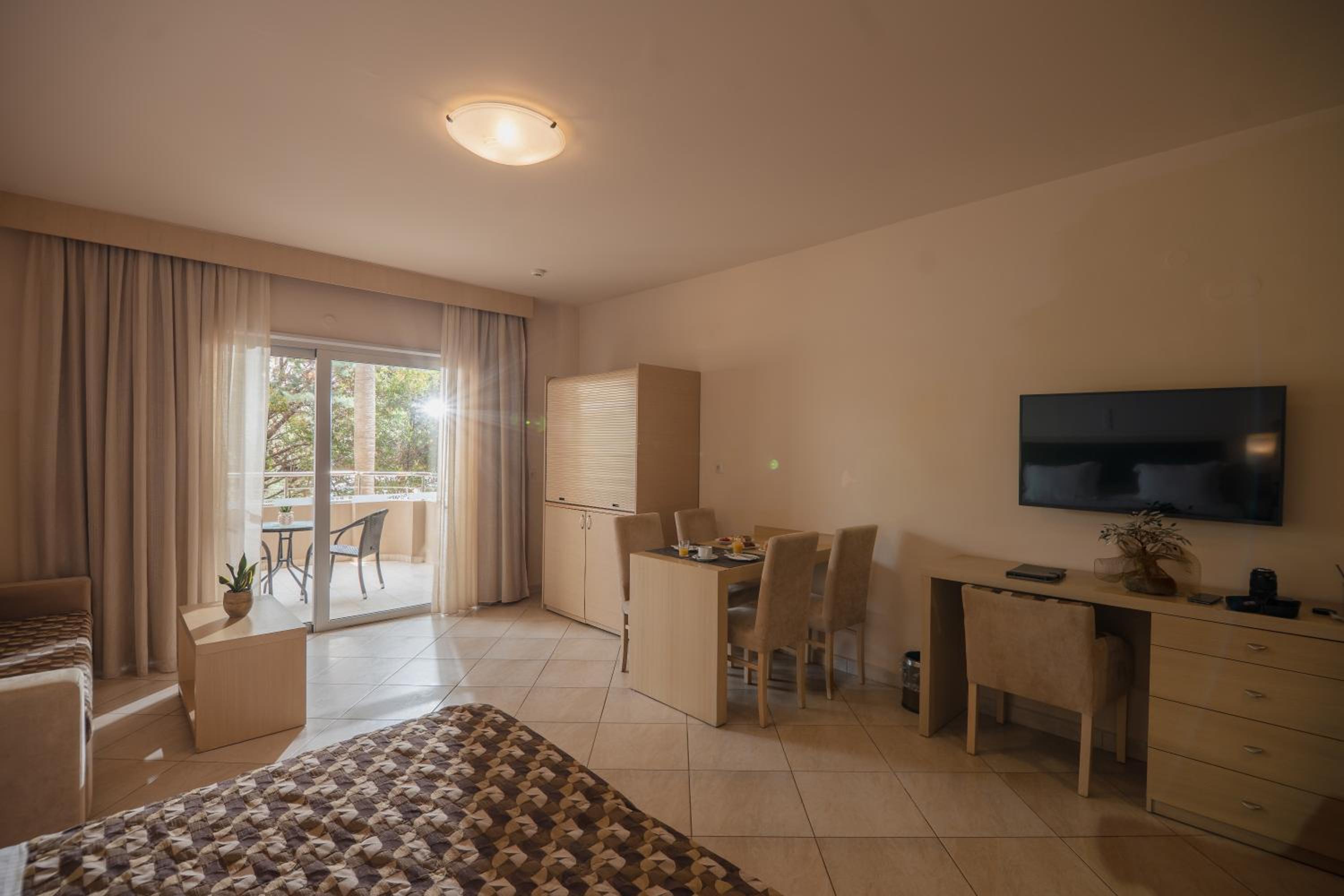 Double Room with Side Sea View - Photo 5