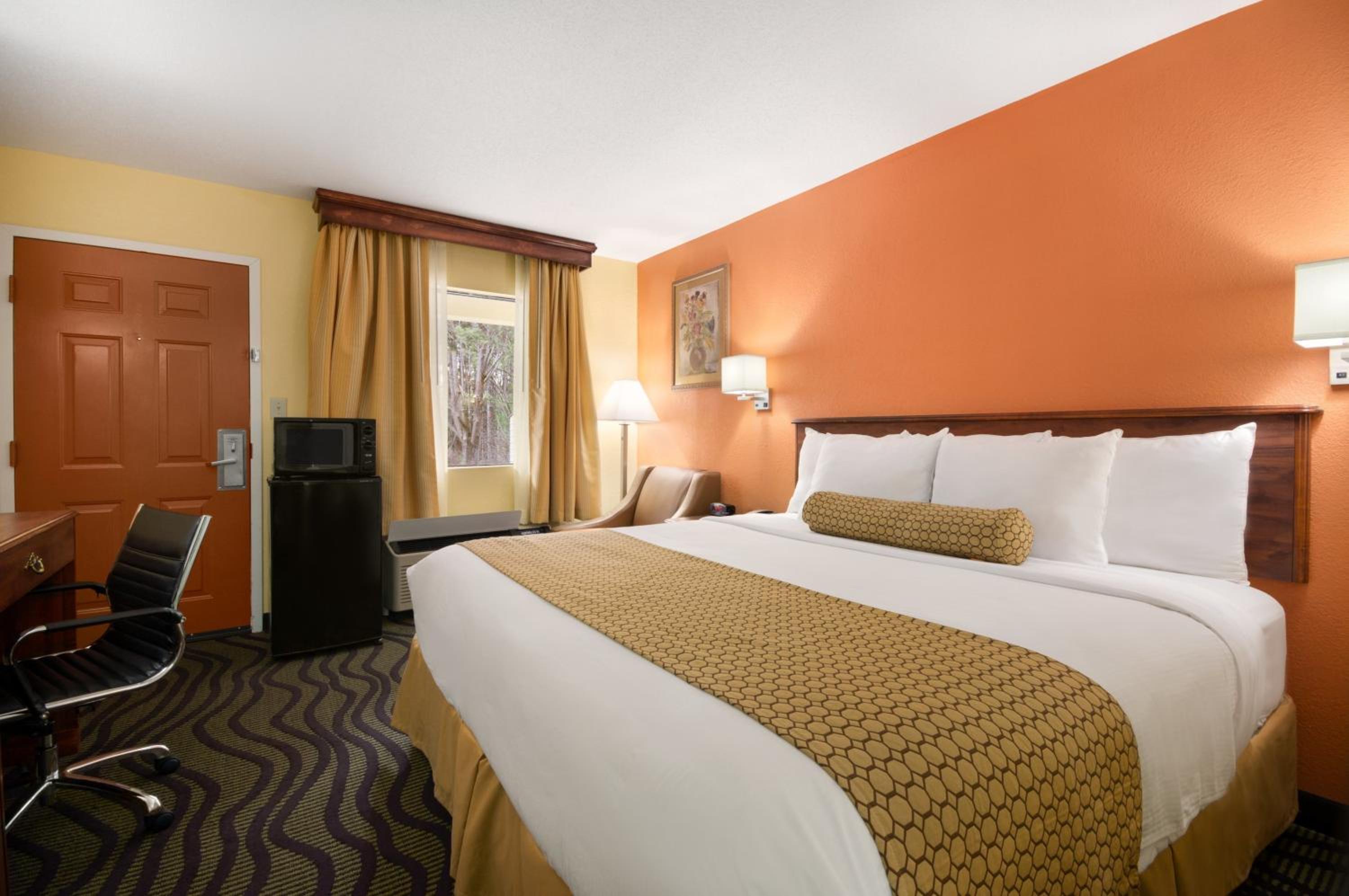 King Room - Non-Smoking - Photo 2