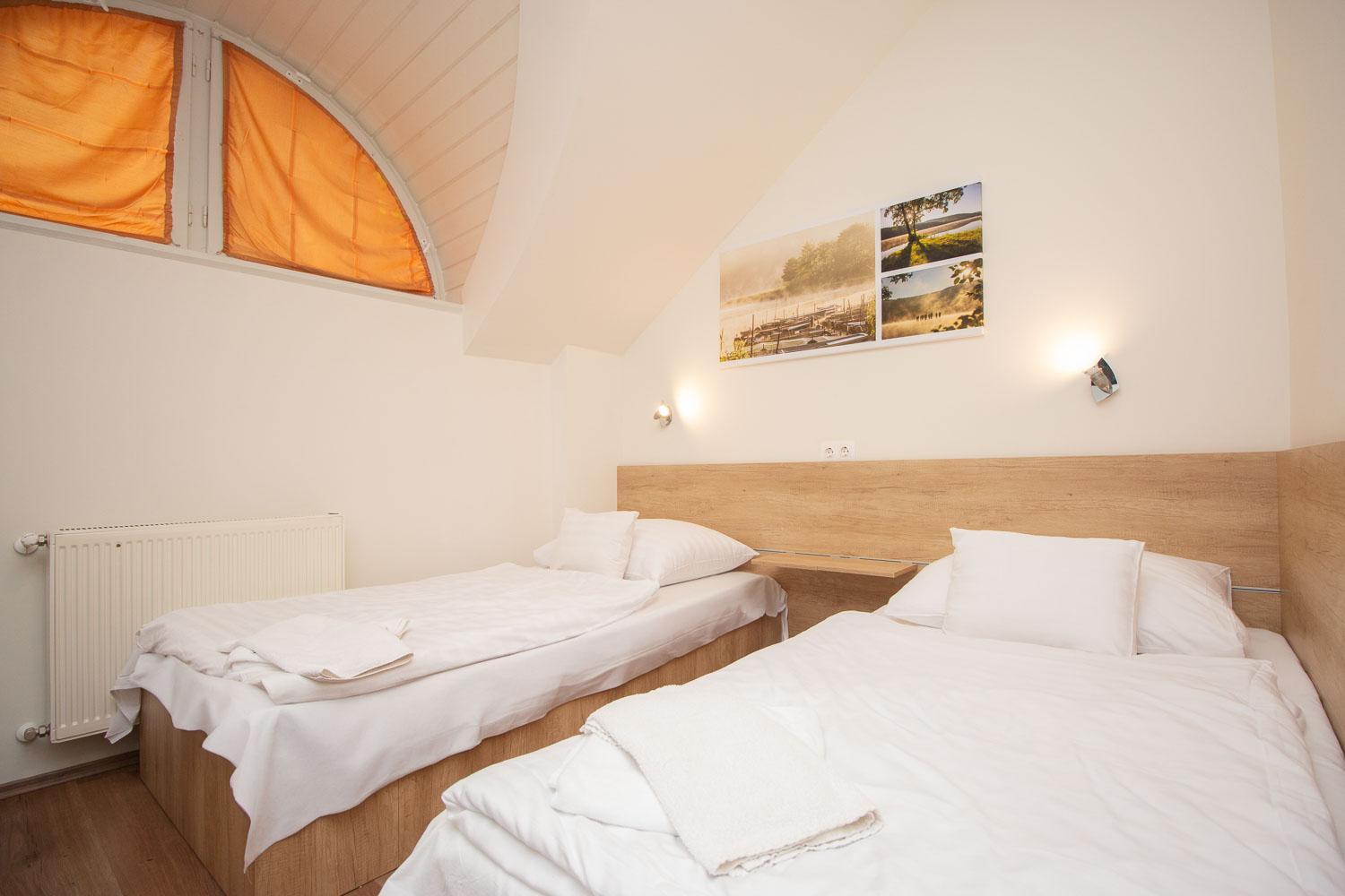 Twin Room - Photo 3