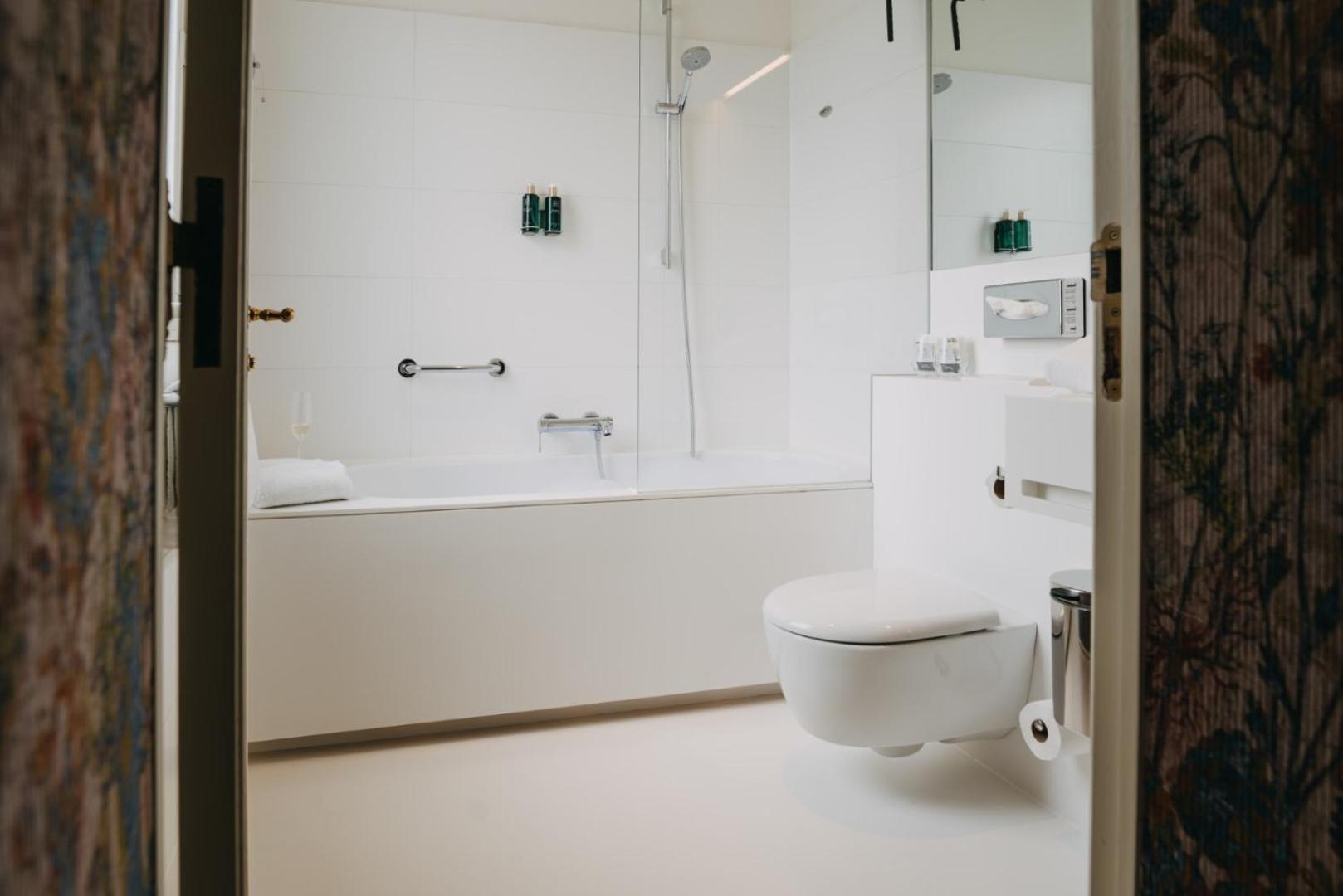 Wonderful Room with Spa Bath photo 2