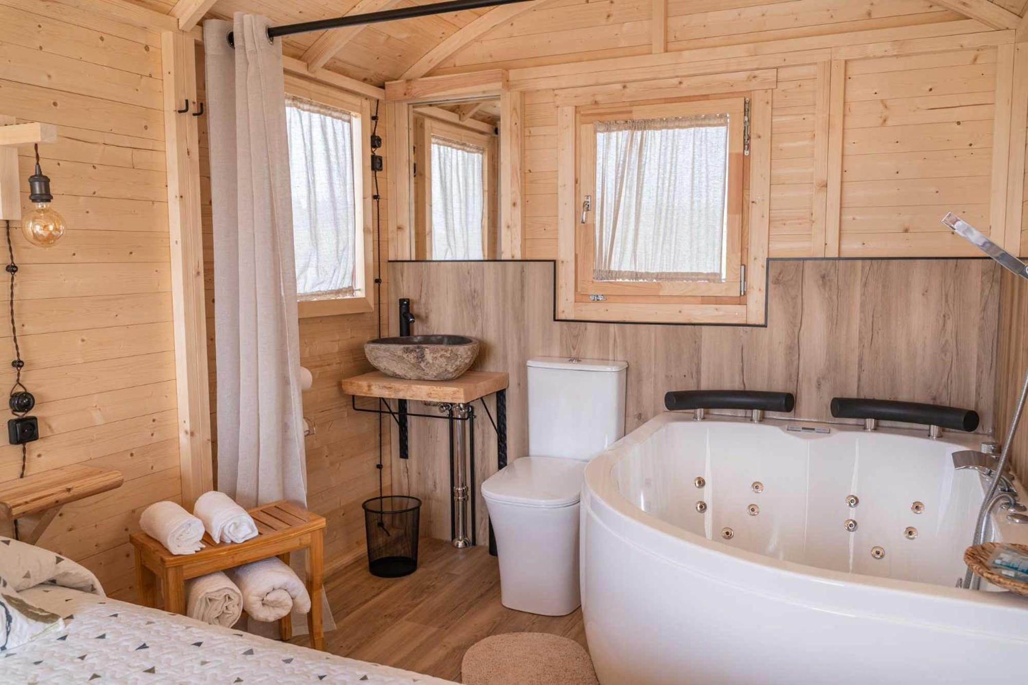 Double Room with Spa Bath - Photo 4