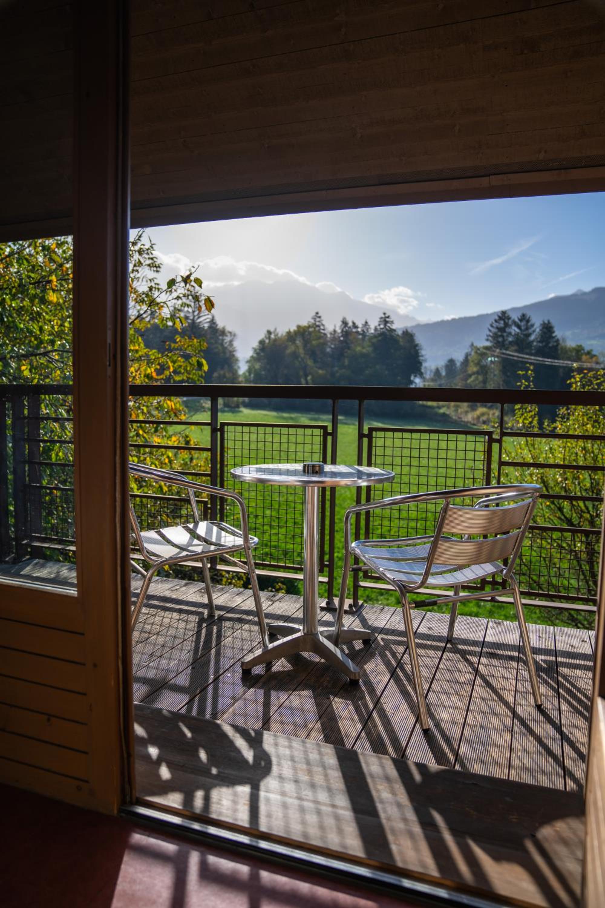 One-Bedroom Apartment with Balcony and Mountain View - Non-Smoking - Photo 4