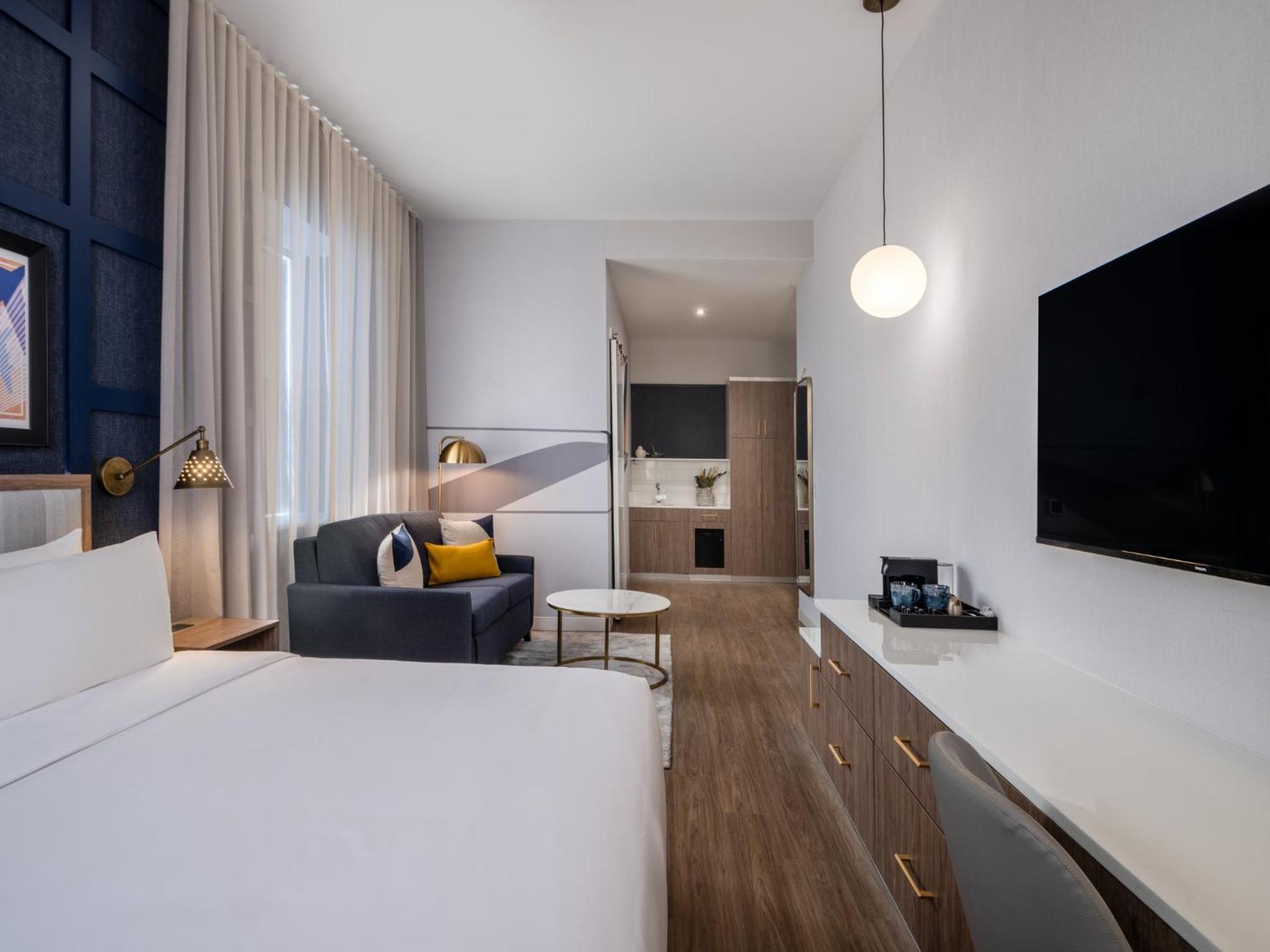 King Suite with Sofa Bed and Whitestone Bridge View - Photo 5