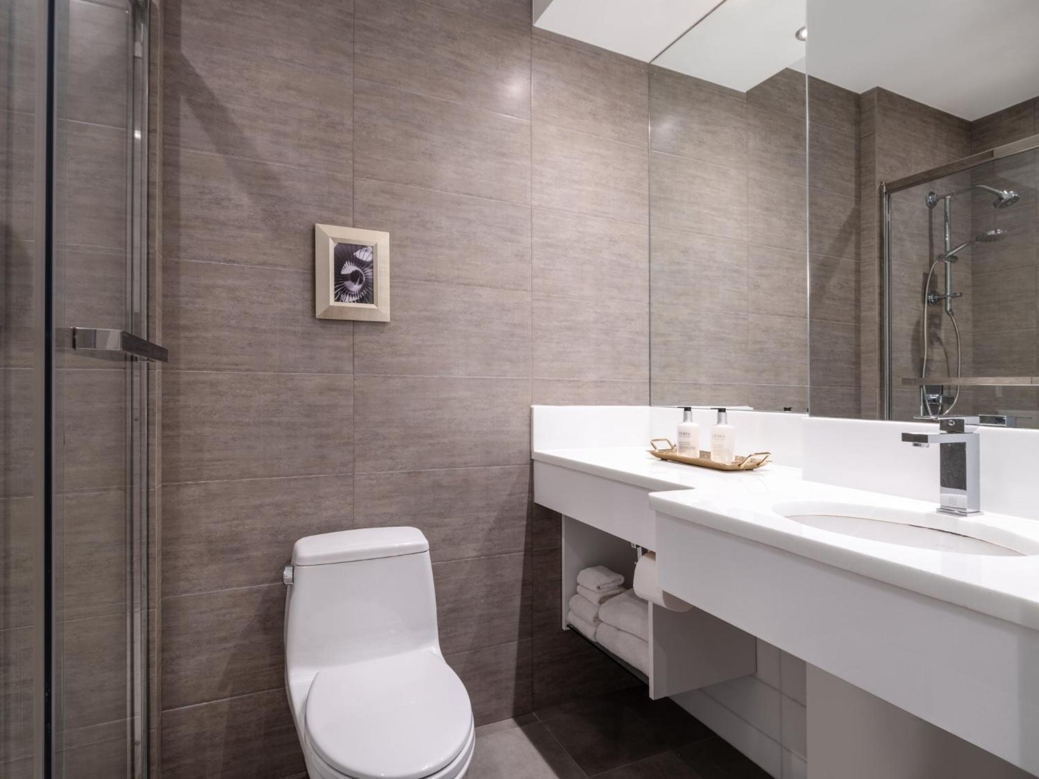 Standard King Room - Photo 7