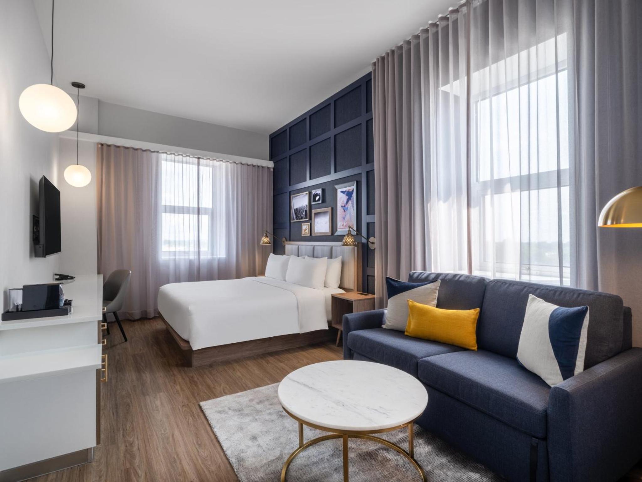 King Suite with Sofa Bed and Whitestone Bridge View - Photo 1